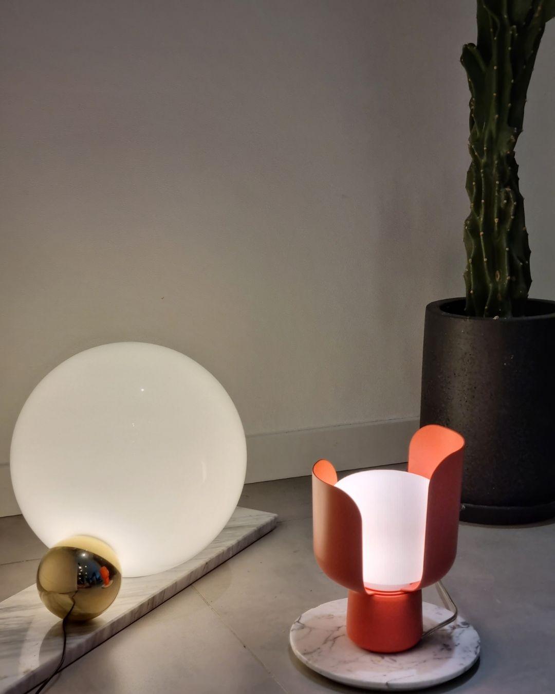 Petals Glass Table Lamp - Blowlighting