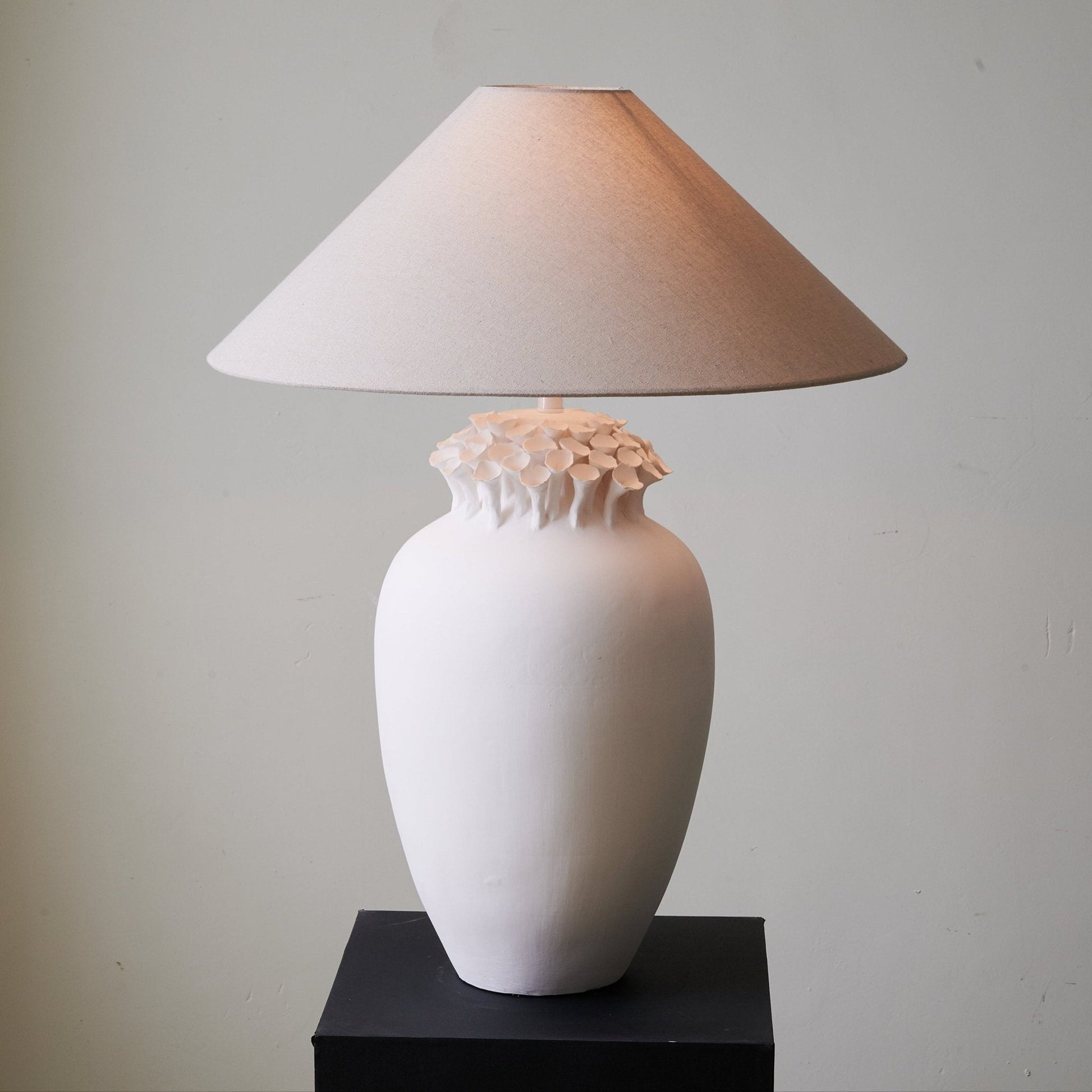 Blossom Crest Ceramic Table Lamp - Blowlighting