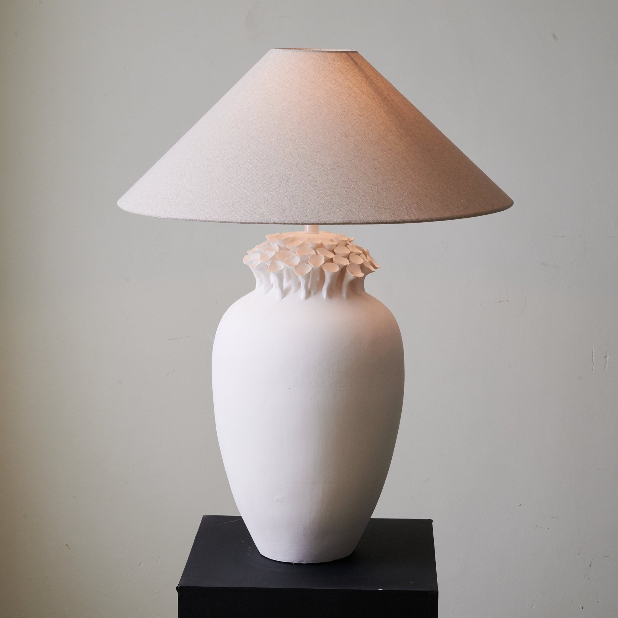 Blossom Crest Ceramic Table Lamp - Blowlighting