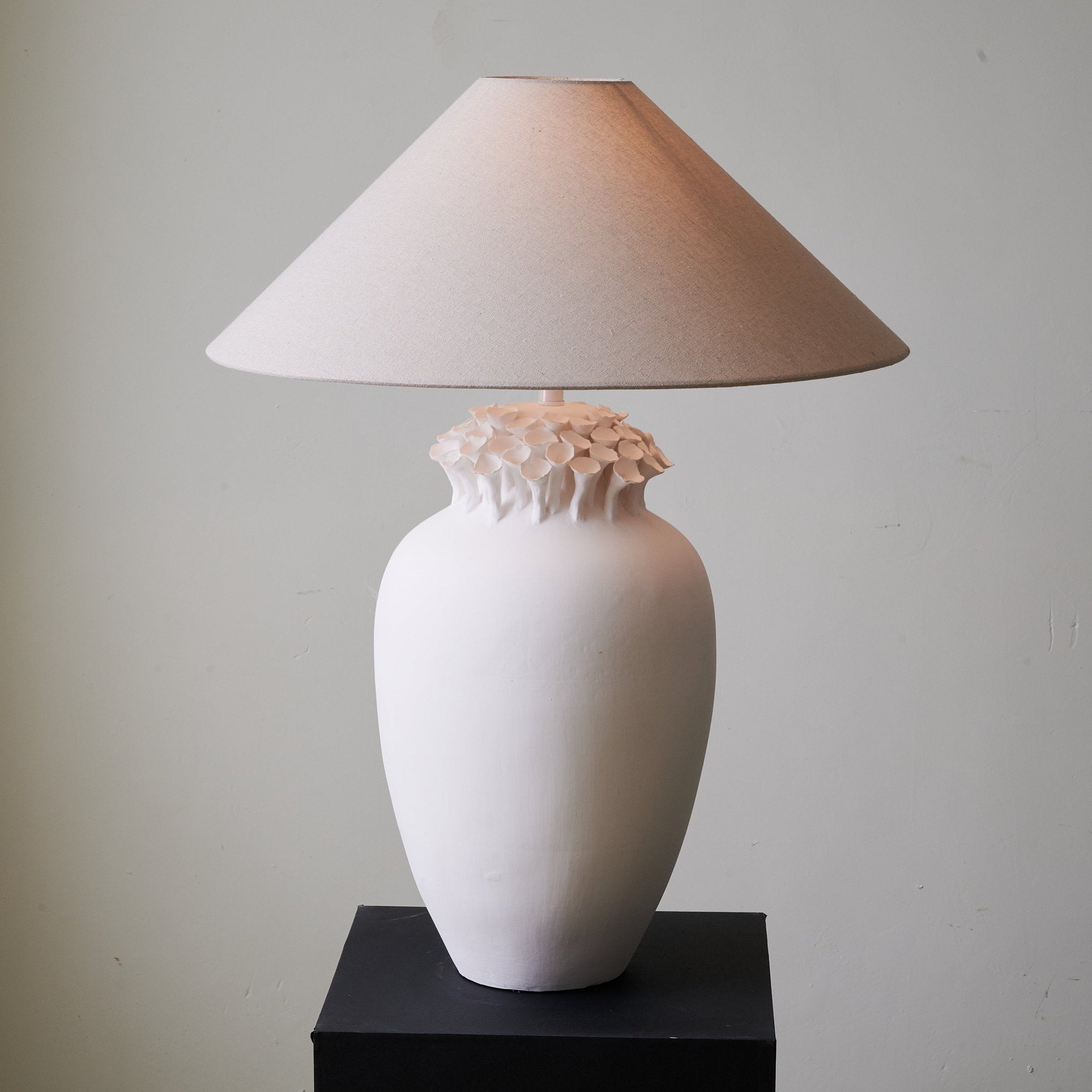 Blossom Crest Ceramic Table Lamp - Blowlighting