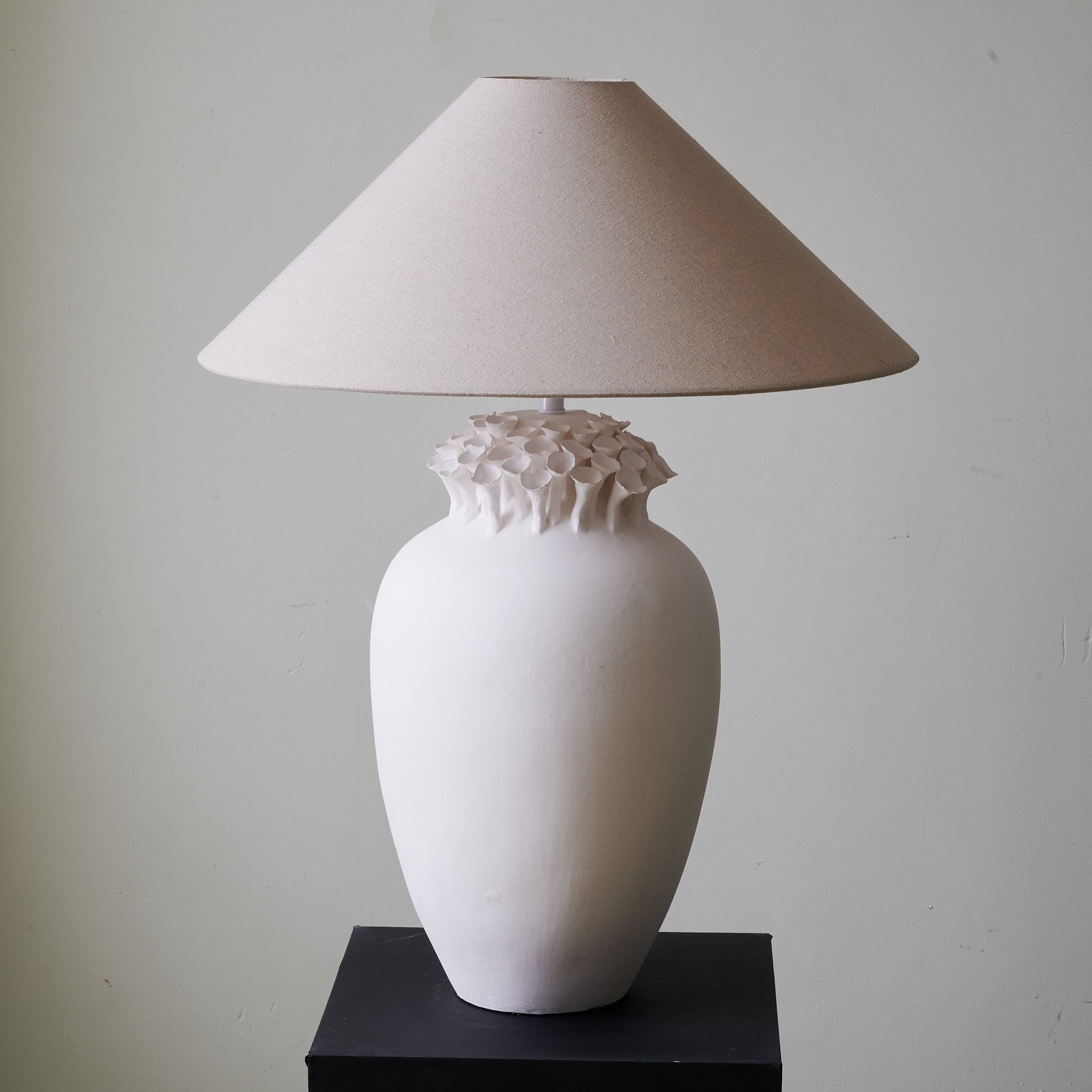 Blossom Crest Ceramic Table Lamp - Blowlighting