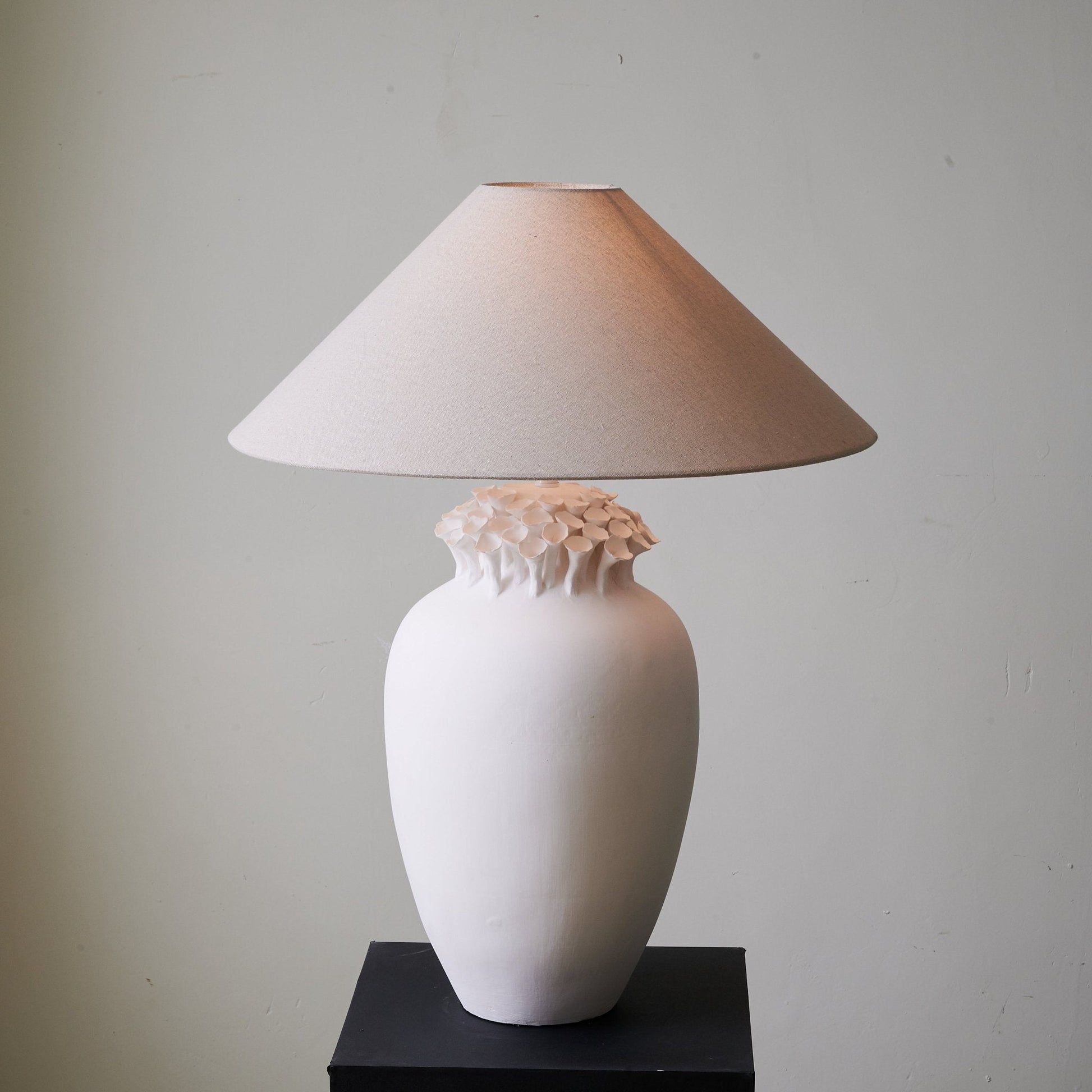 Blossom Crest Ceramic Table Lamp - Blowlighting