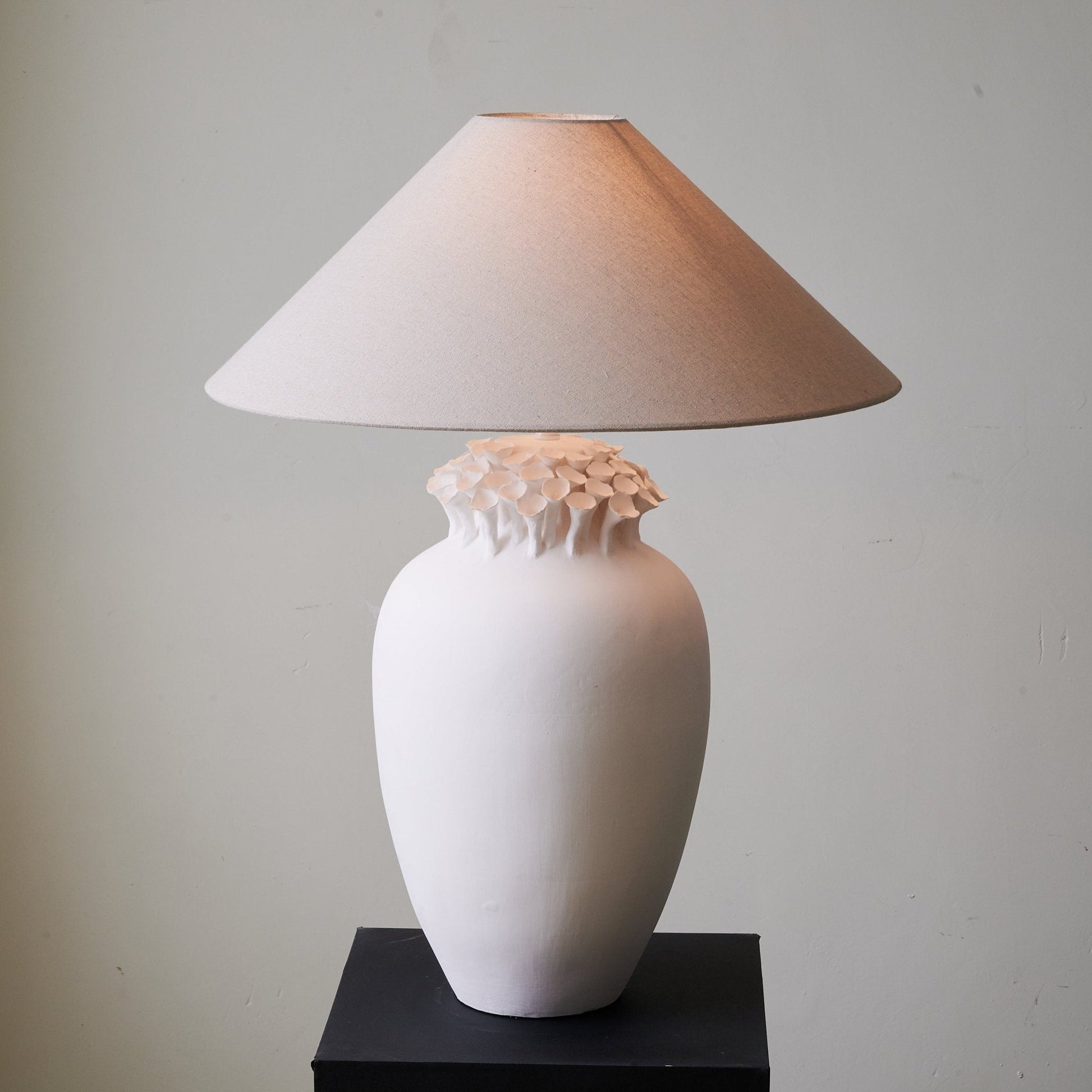 Blossom Crest Ceramic Table Lamp - Blowlighting