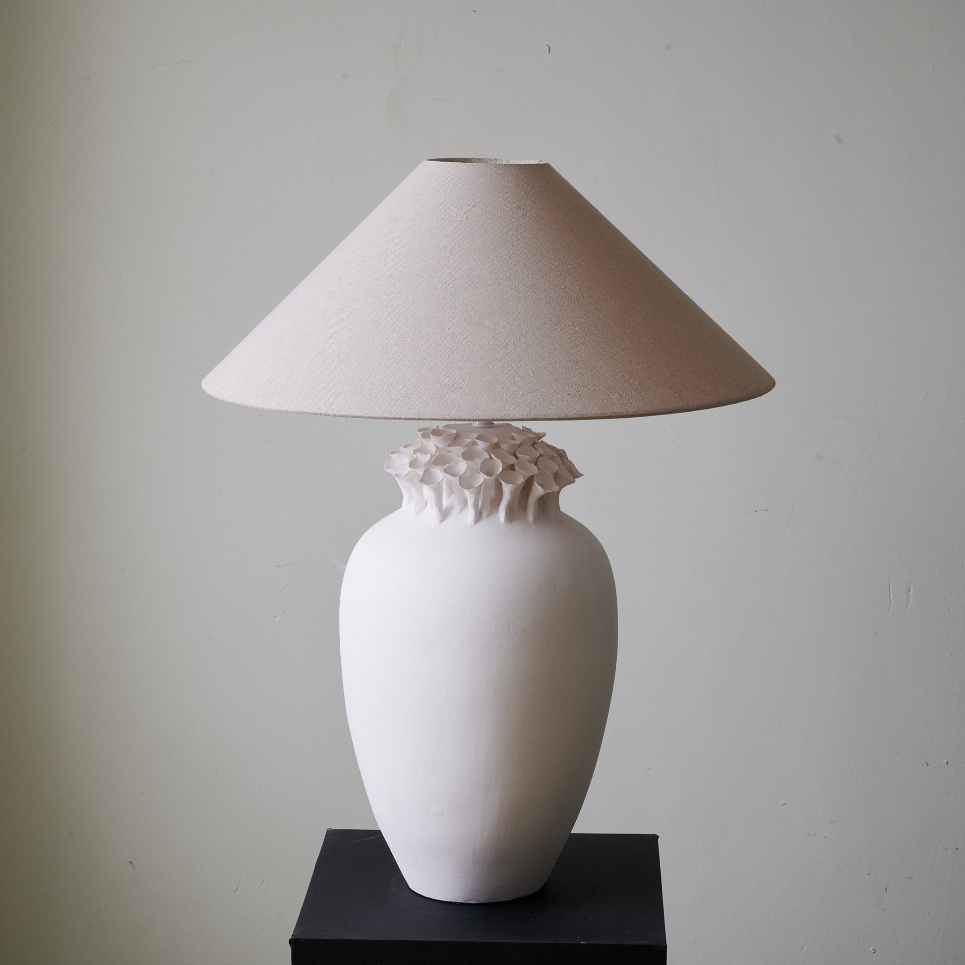 Blossom Crest Ceramic Table Lamp - Blowlighting