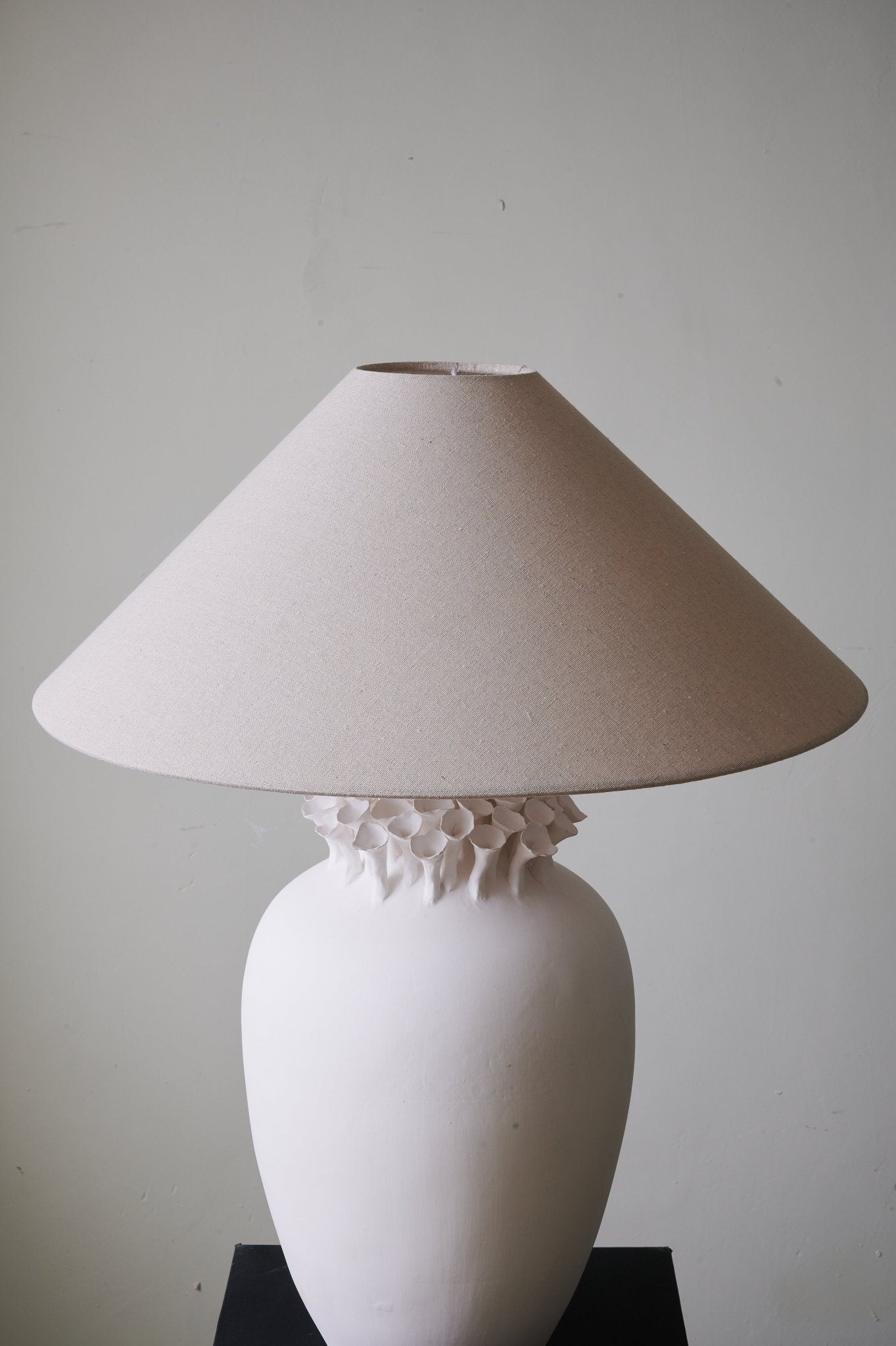 Blossom Crest Ceramic Table Lamp - Blowlighting