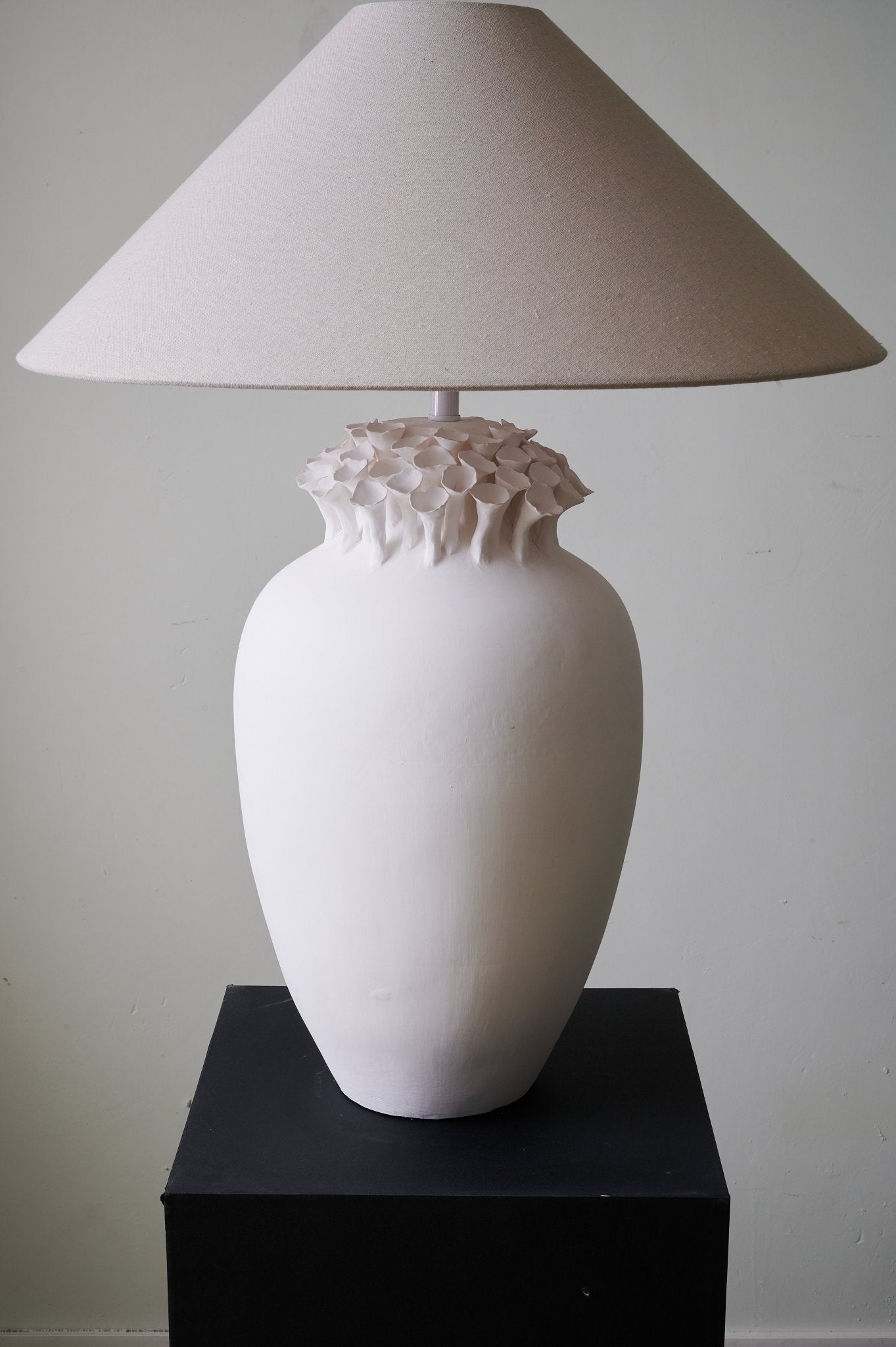 Blossom Crest Ceramic Table Lamp - Blowlighting