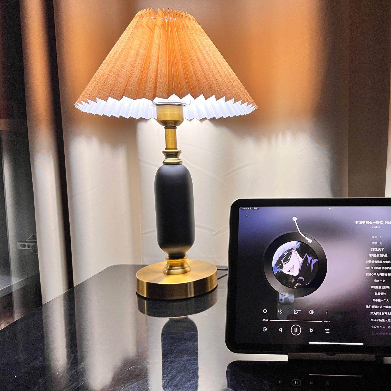 Aurmarila Fabric Table Lamp - Blowlighting