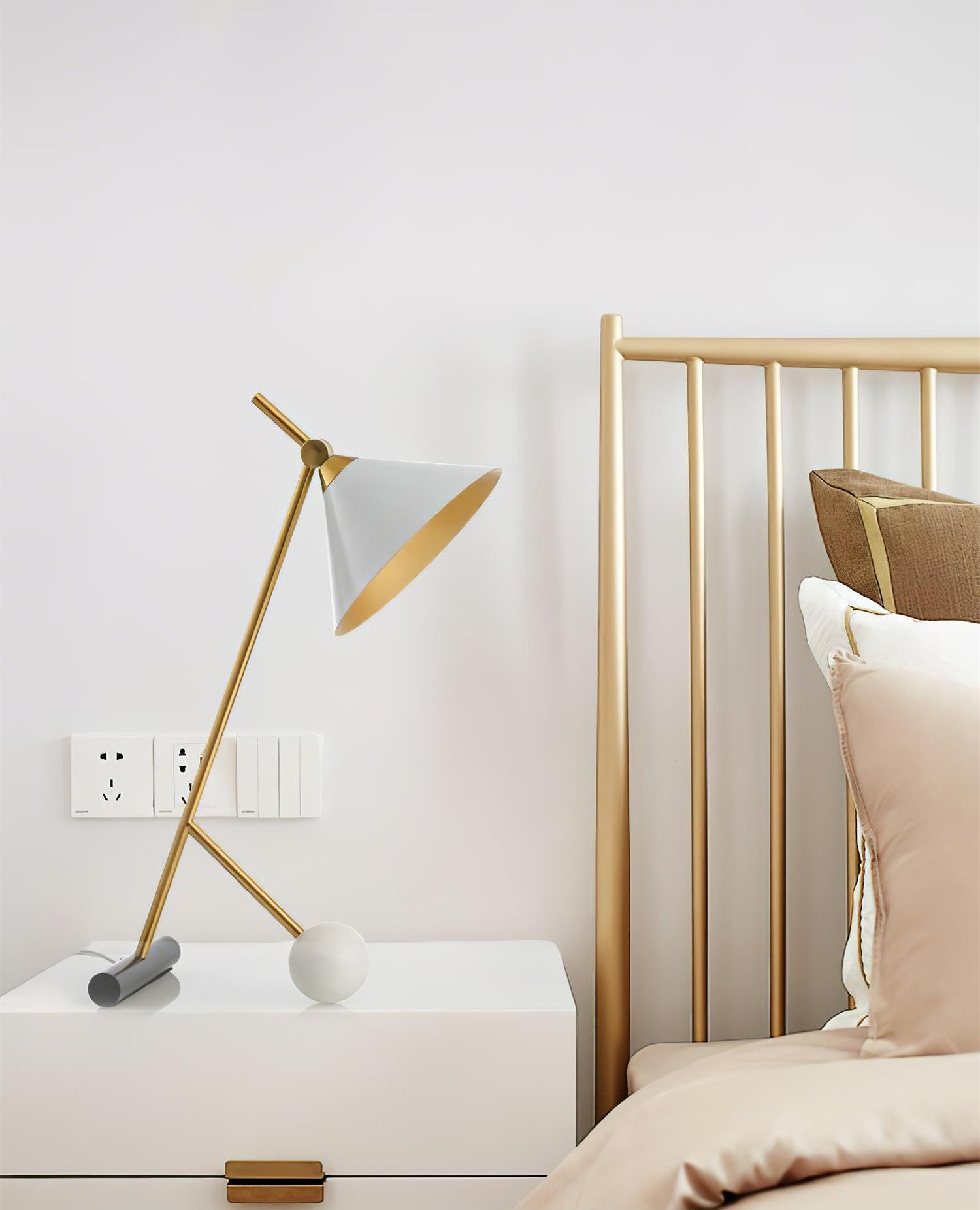 Cleo Table Lamp - Blowlighting