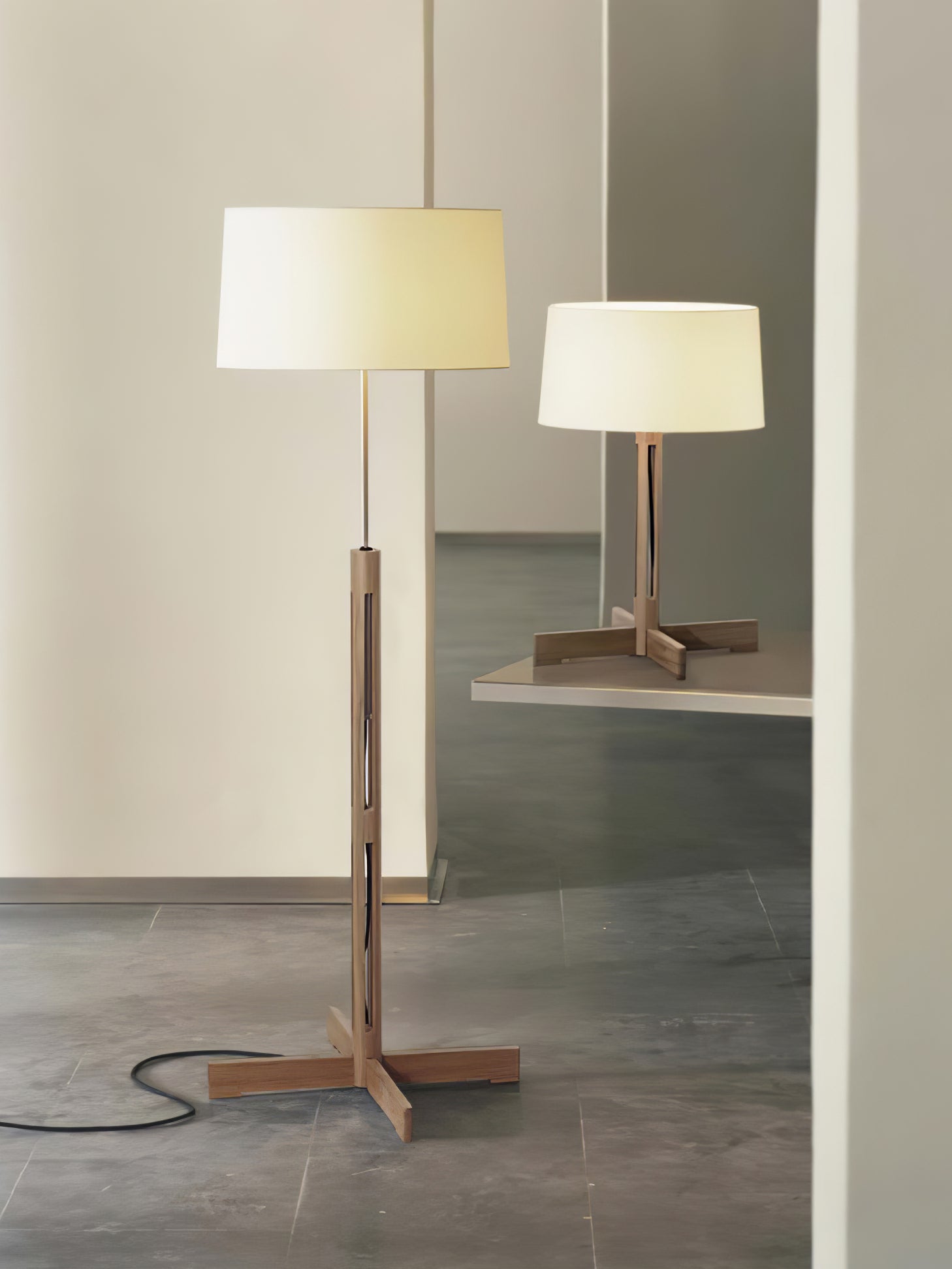 Compact Charm Table Lamp - Blowlighting
