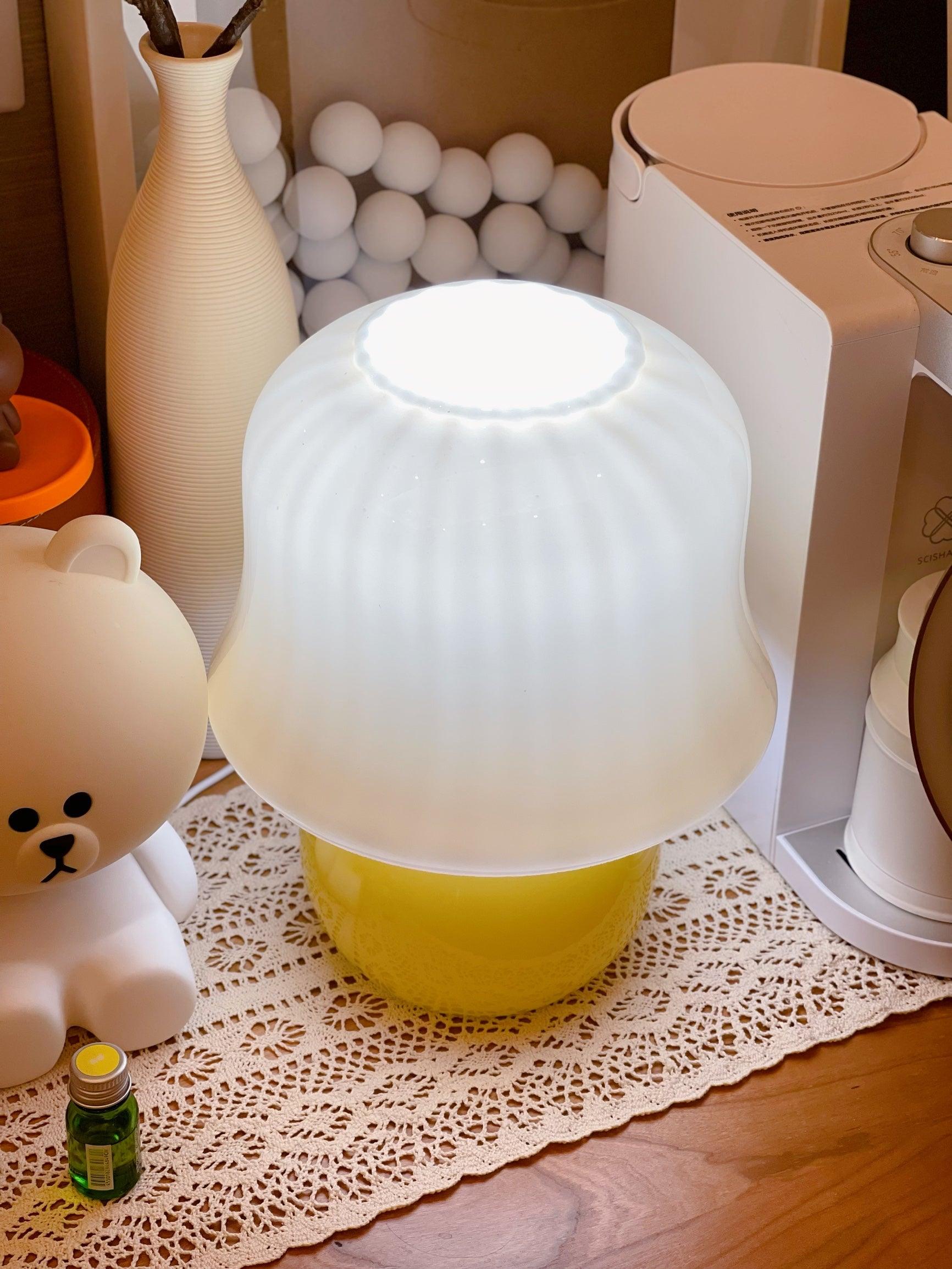 Creamy Mushroom Table Lamp - Blowlighting