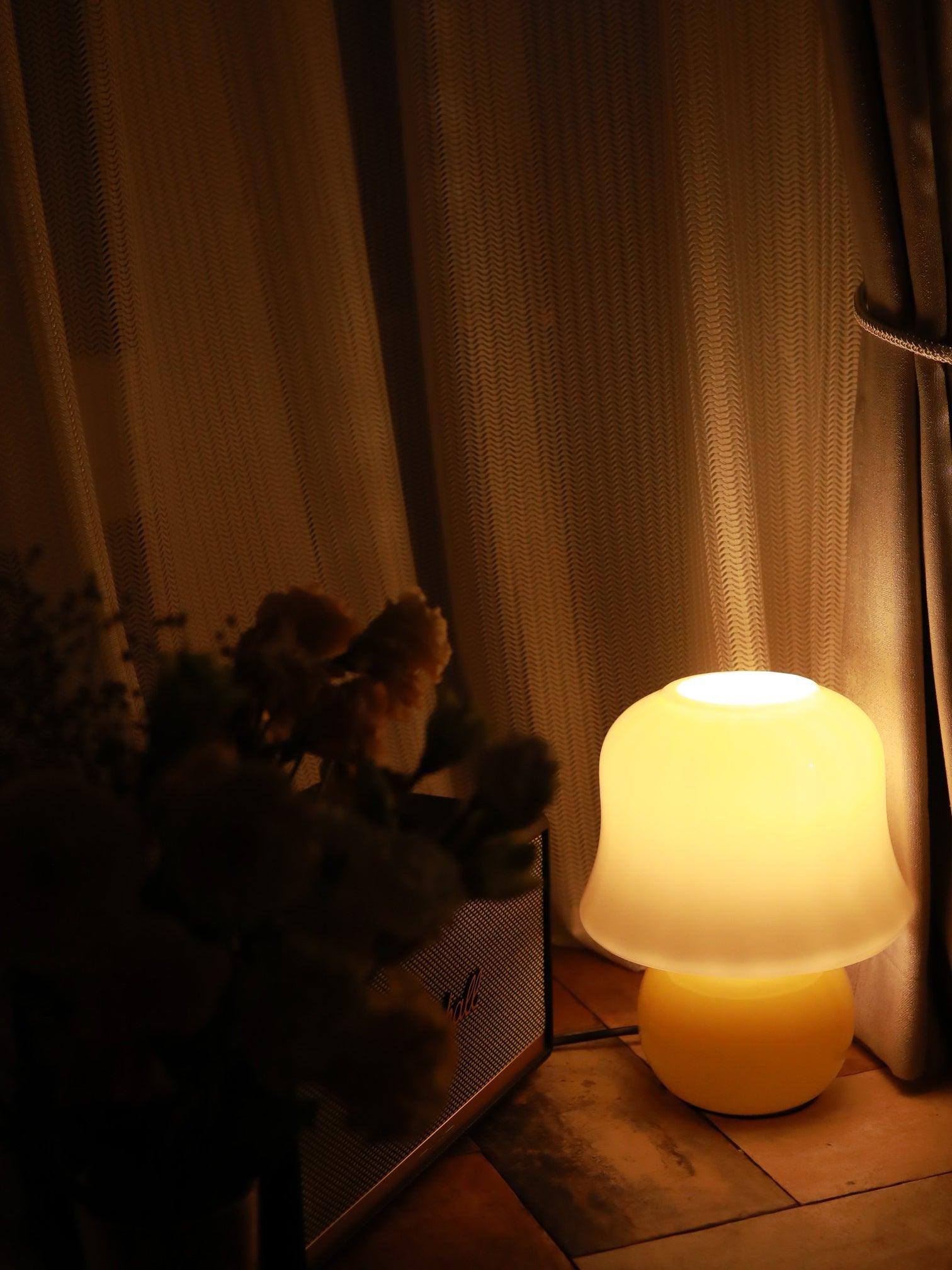 Creamy Mushroom Table Lamp - Blowlighting