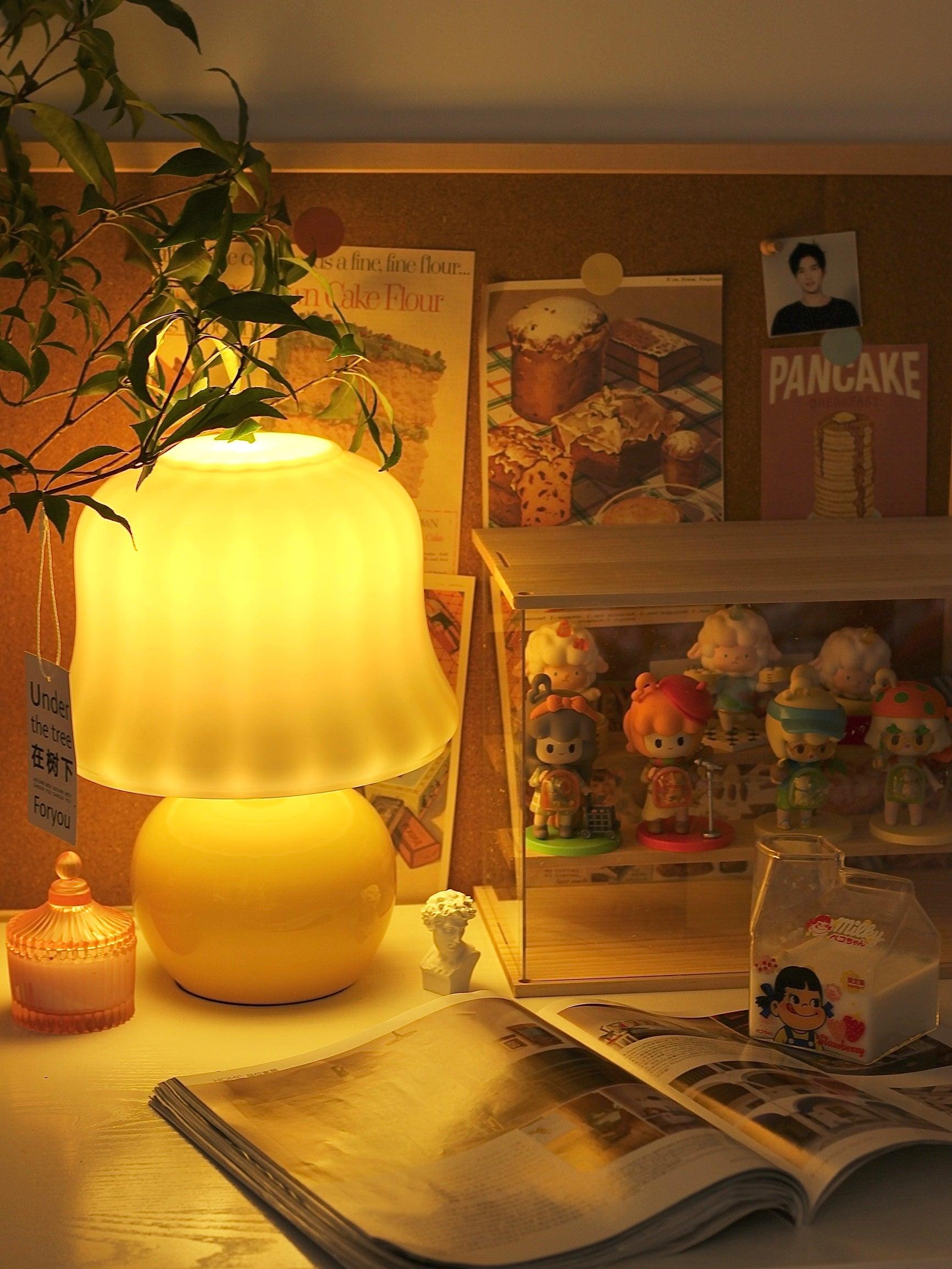 Creamy Mushroom Table Lamp - Blowlighting