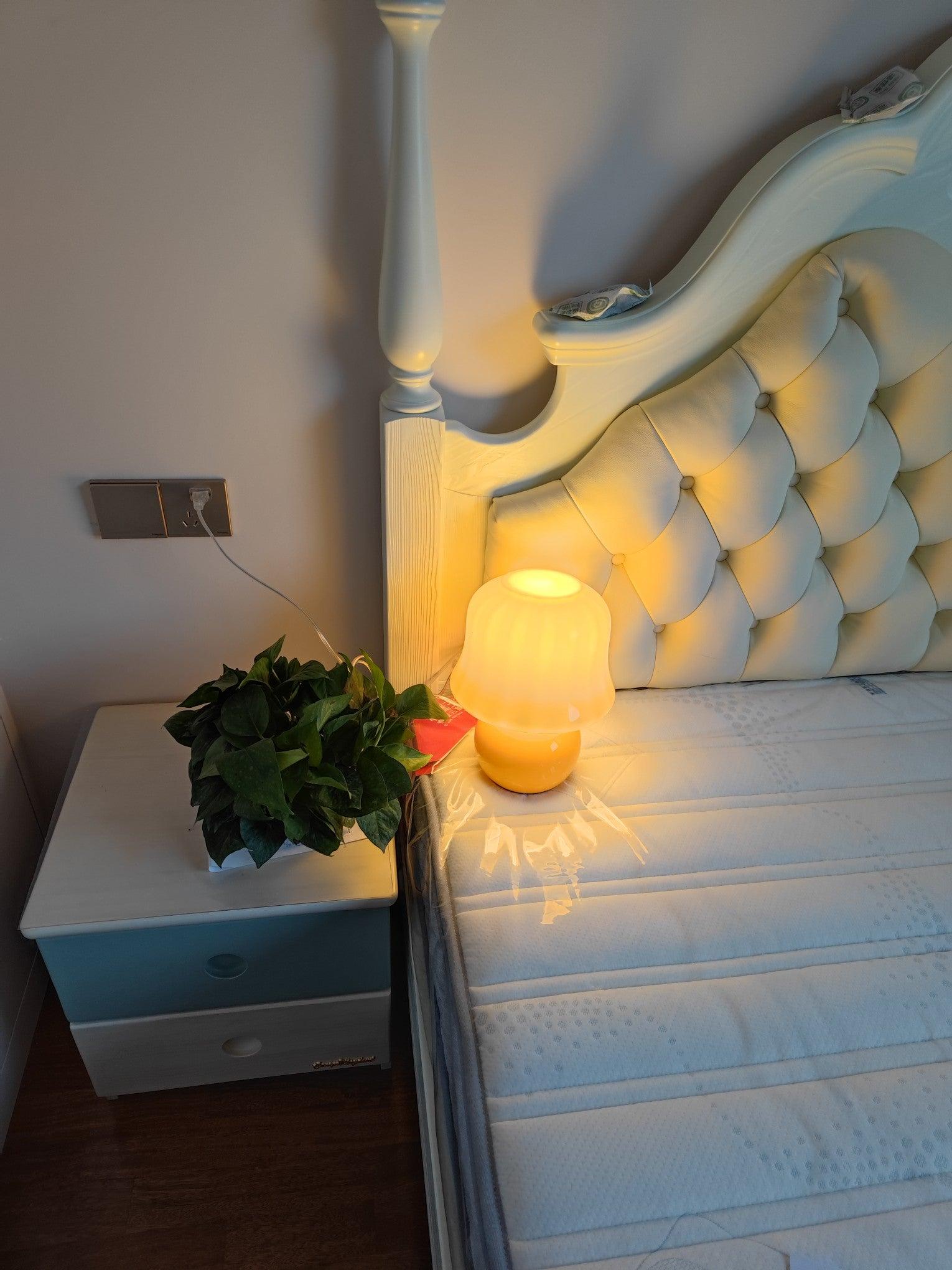 Creamy Mushroom Table Lamp - Blowlighting