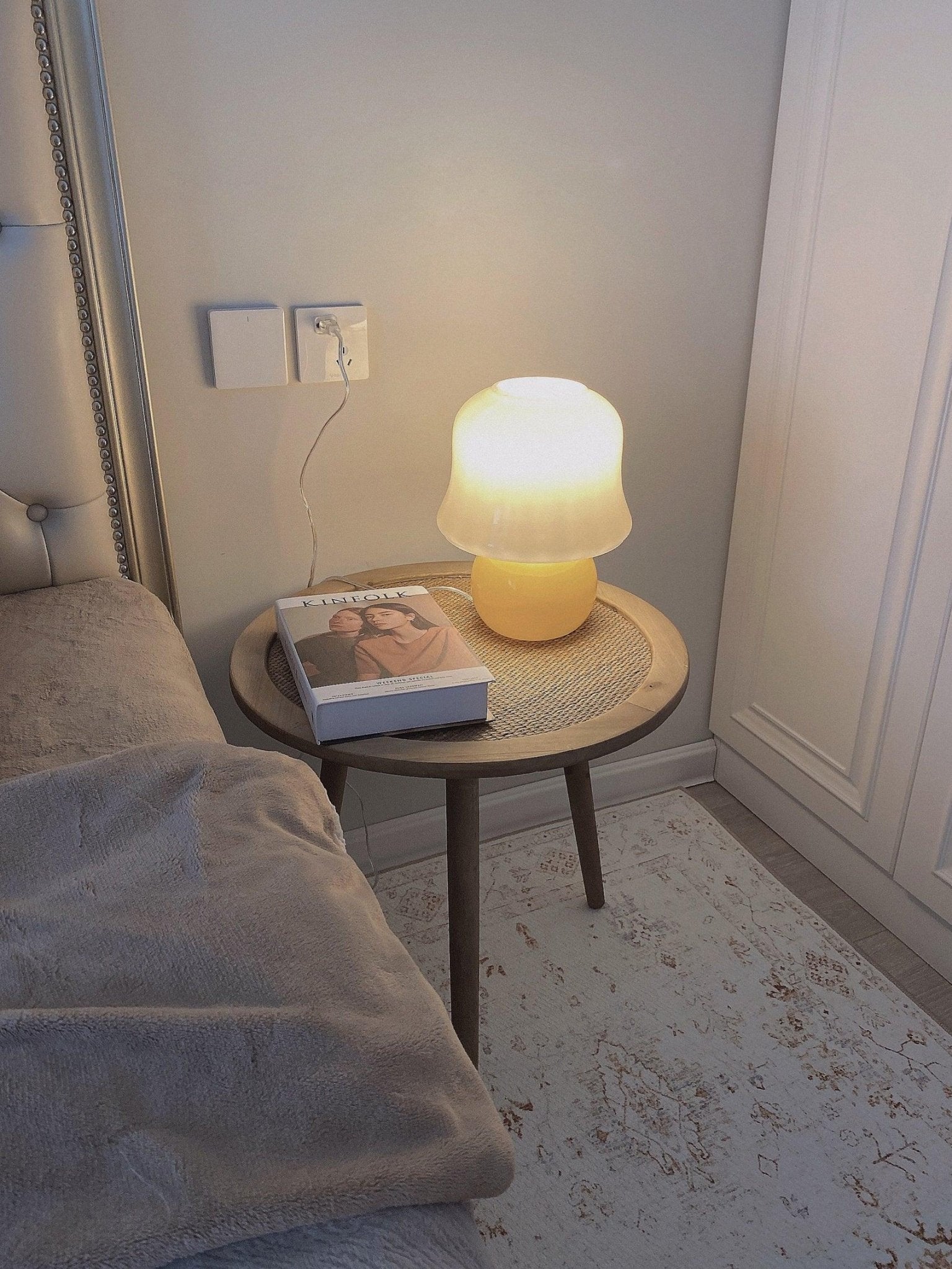 Creamy Mushroom Table Lamp - Blowlighting