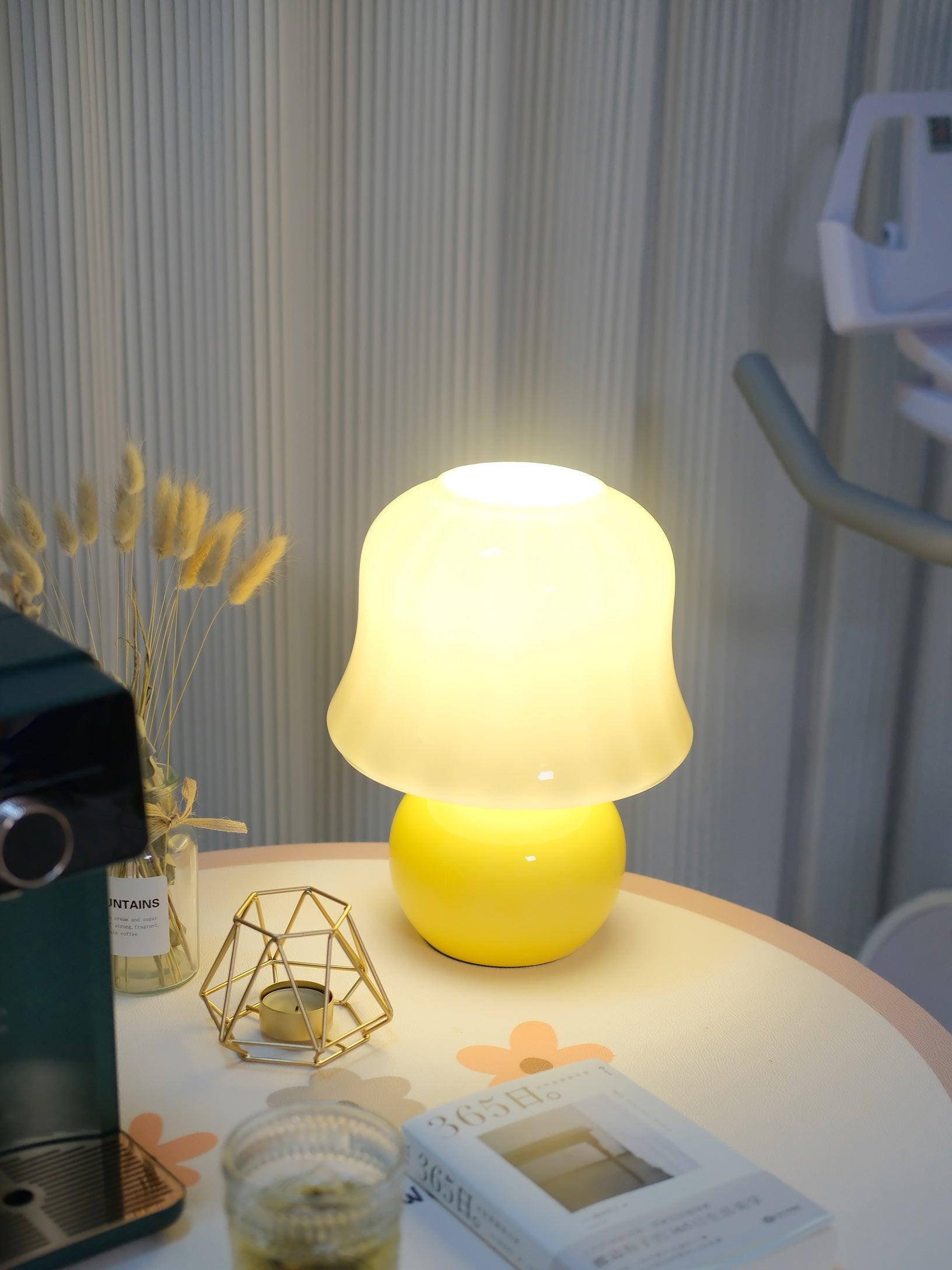 Creamy Mushroom Table Lamp - Blowlighting