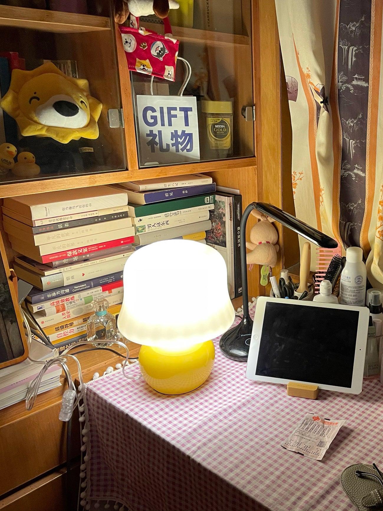 Creamy Mushroom Table Lamp - Blowlighting