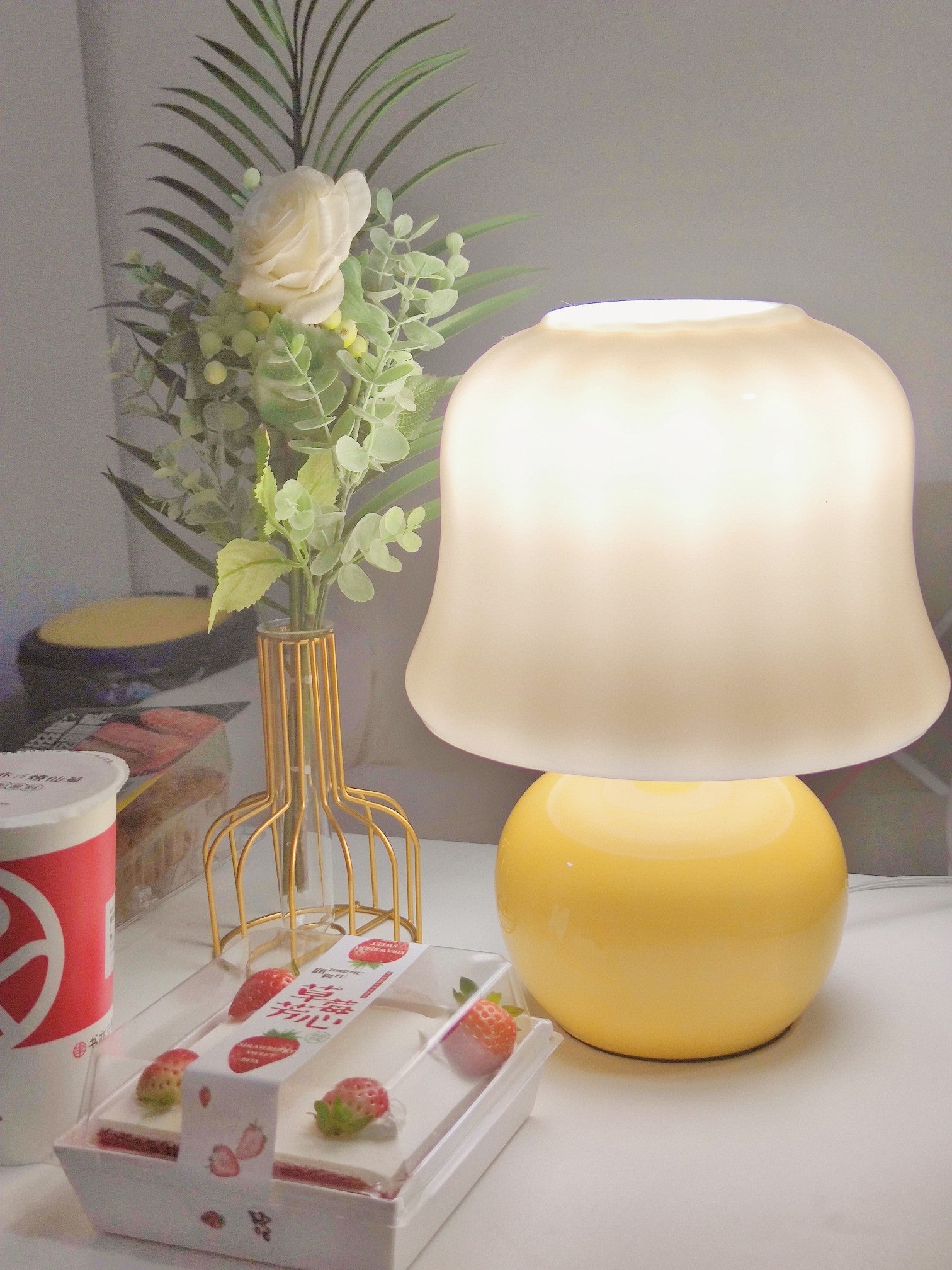 Creamy Mushroom Table Lamp - Blowlighting