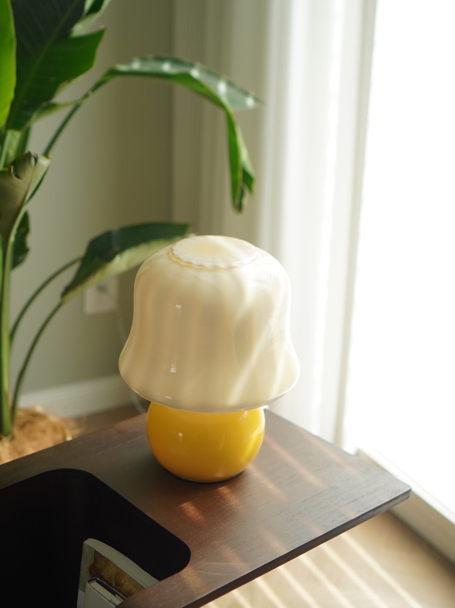 Creamy Mushroom Table Lamp - Blowlighting