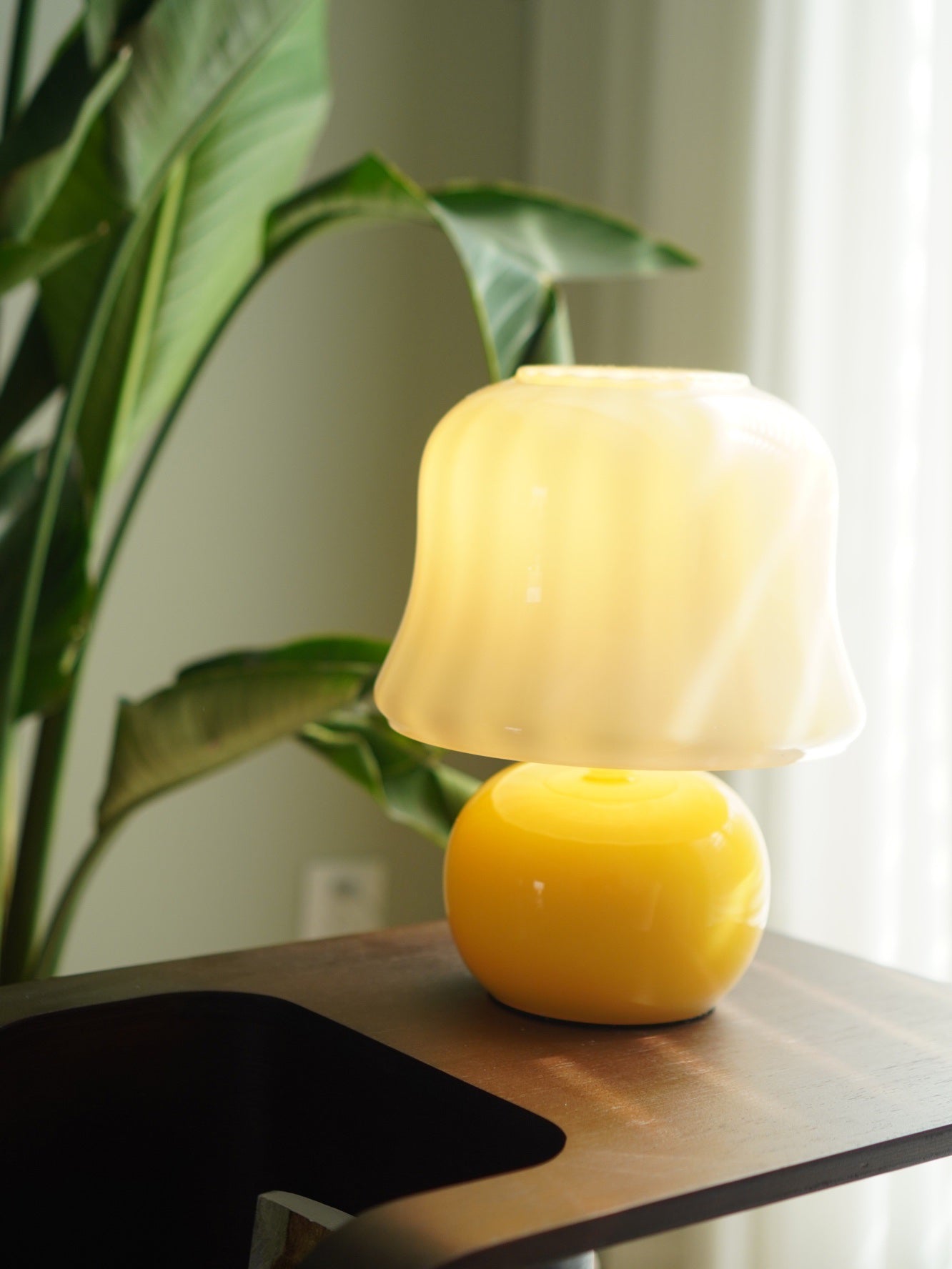 Creamy Mushroom Table Lamp - Blowlighting
