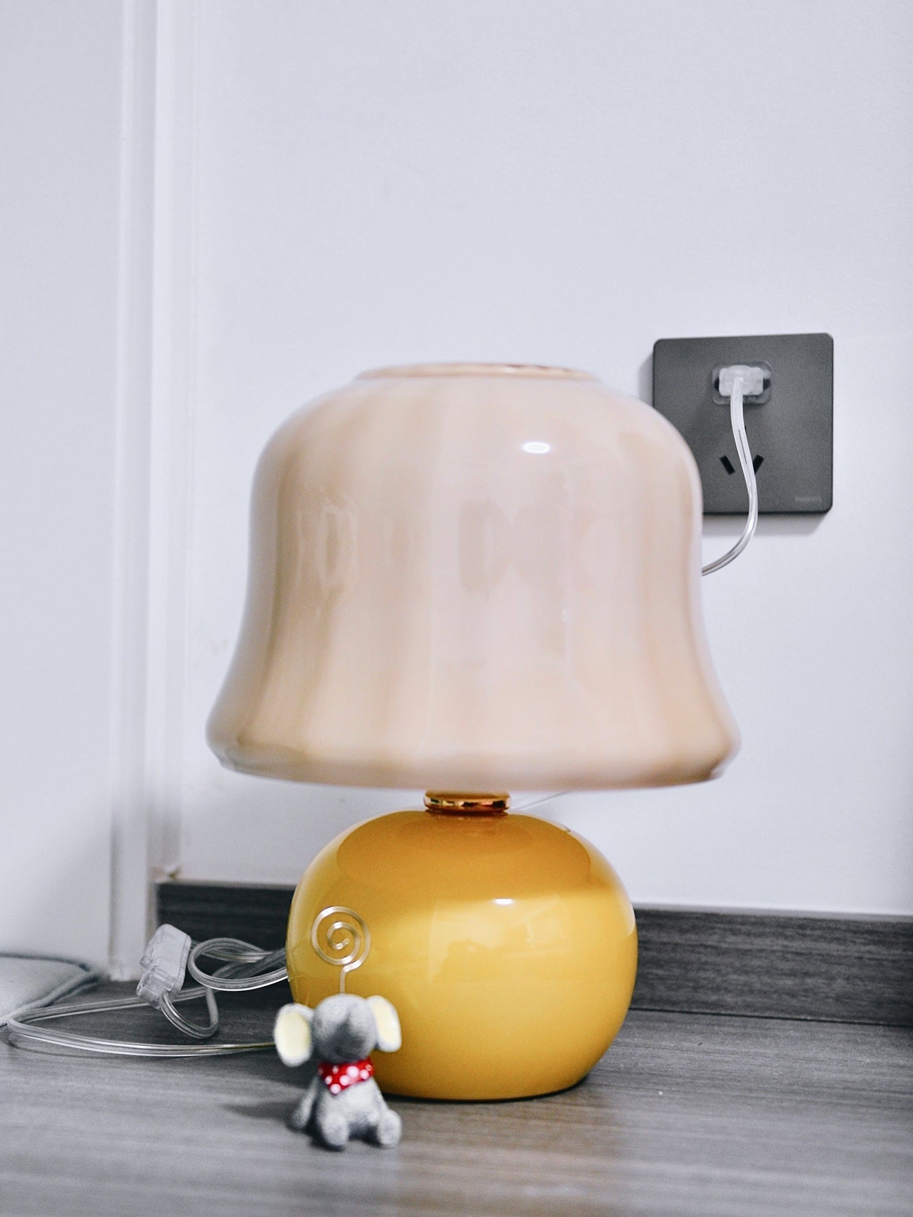 Creamy Mushroom Table Lamp - Blowlighting