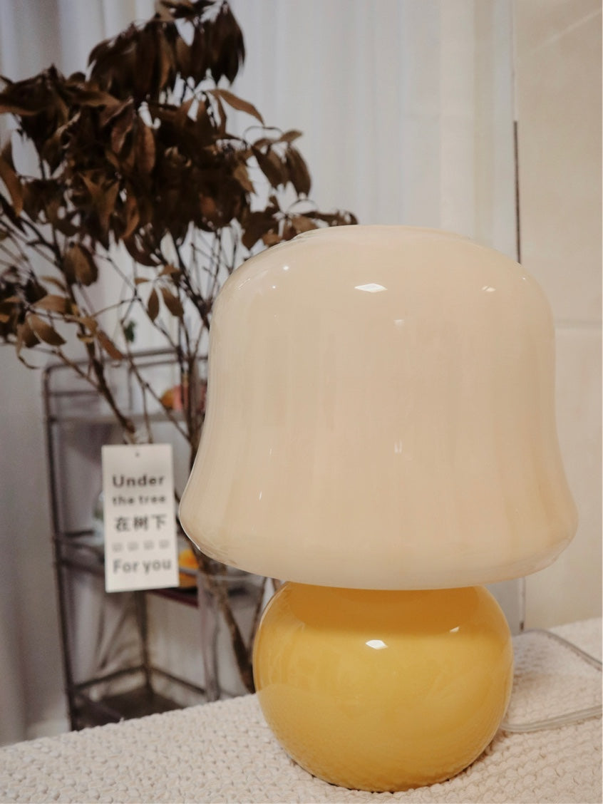 Creamy Mushroom Table Lamp - Blowlighting