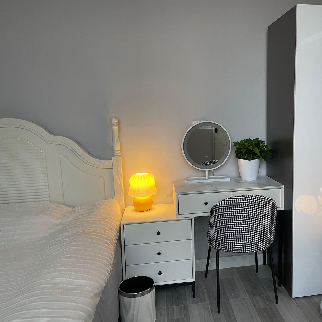 Creamy Mushroom Table Lamp - Blowlighting