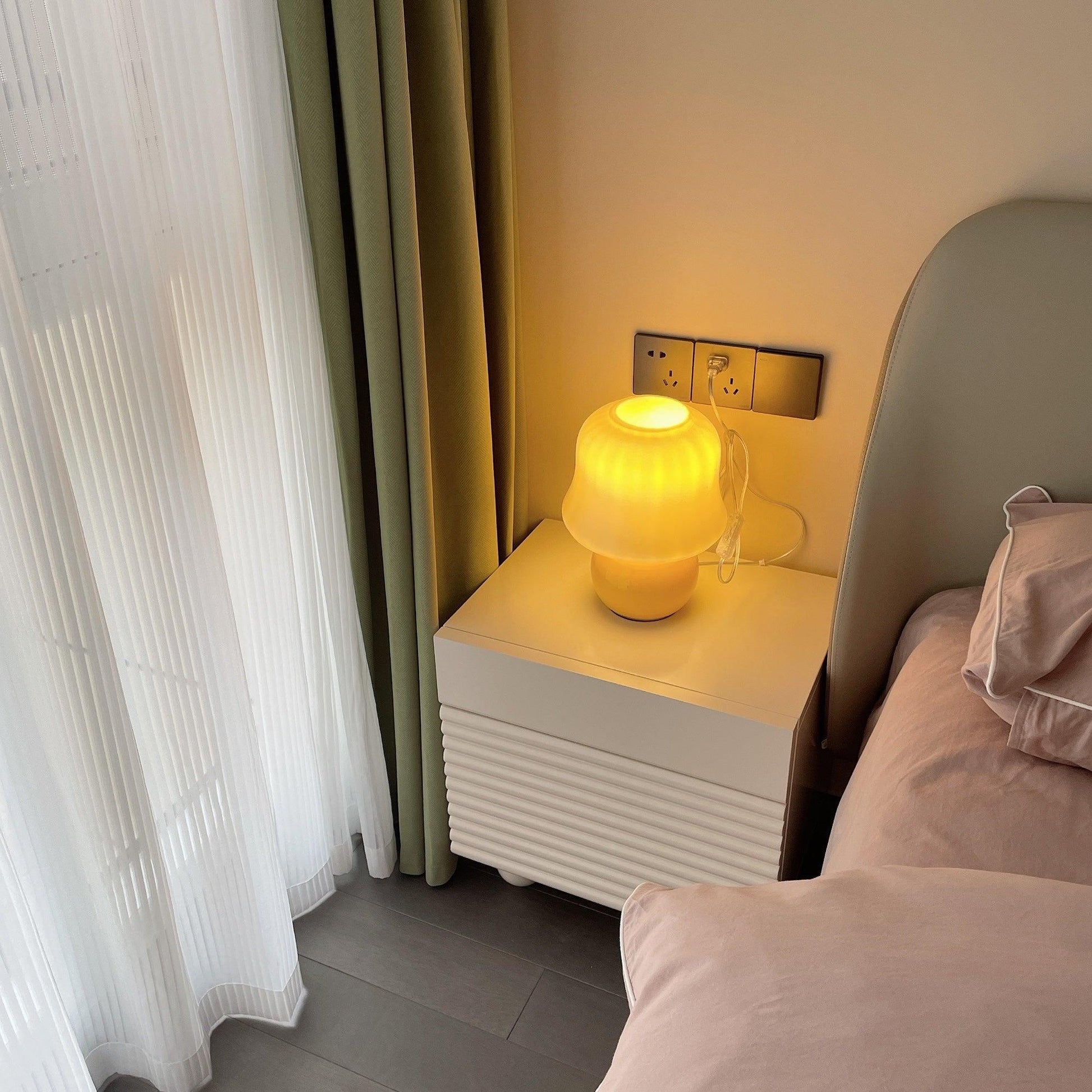 Creamy Mushroom Table Lamp - Blowlighting