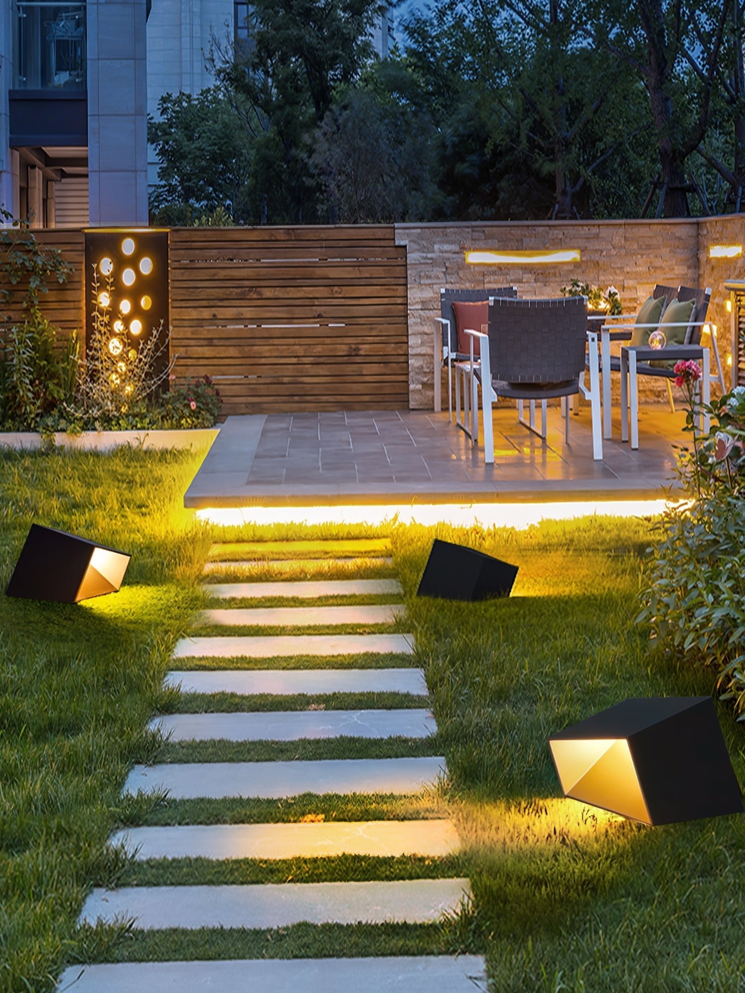 Cube Garden Solar Outdoor Light - Blowlighting