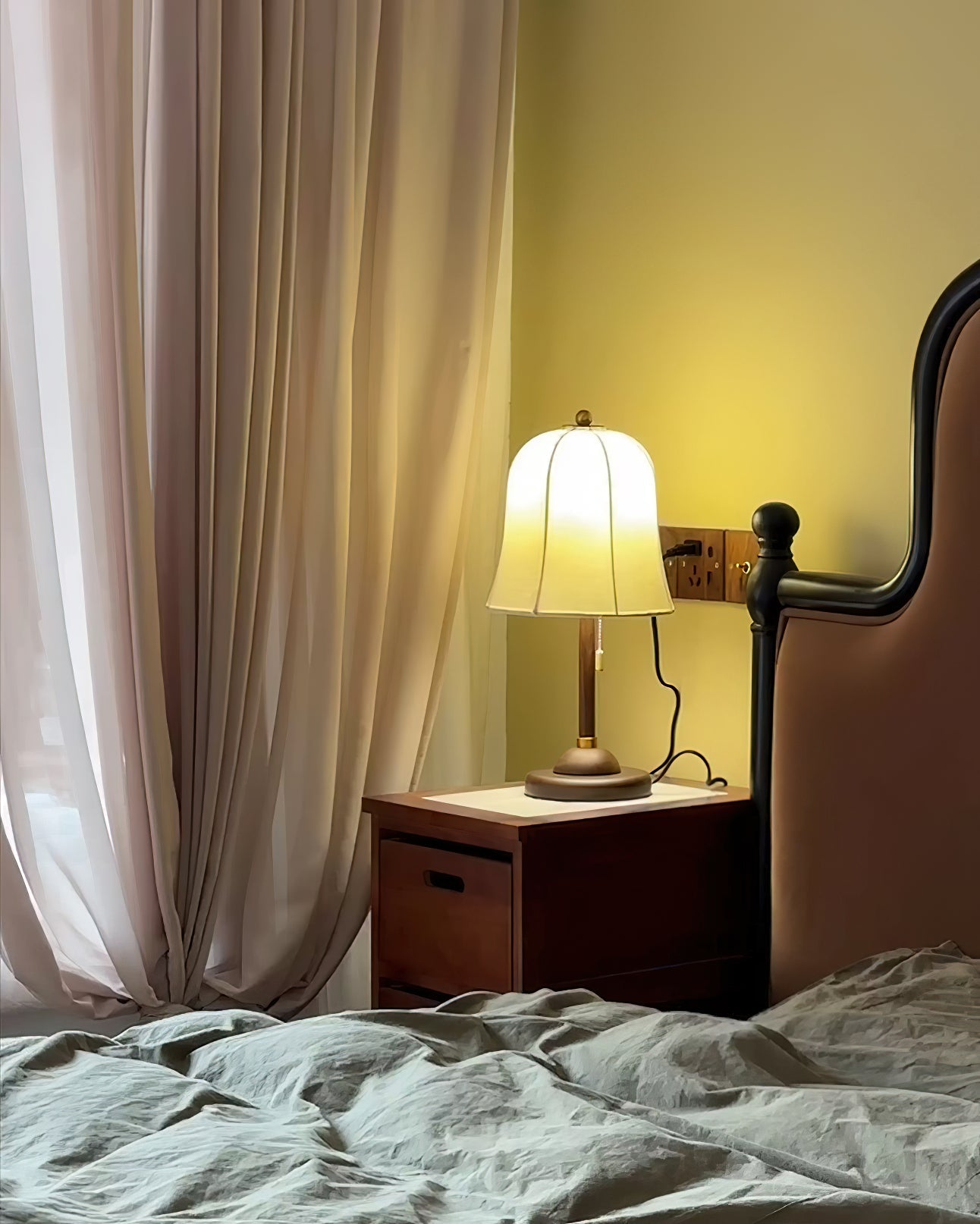 Daphne Table Lamp - Blowlighting
