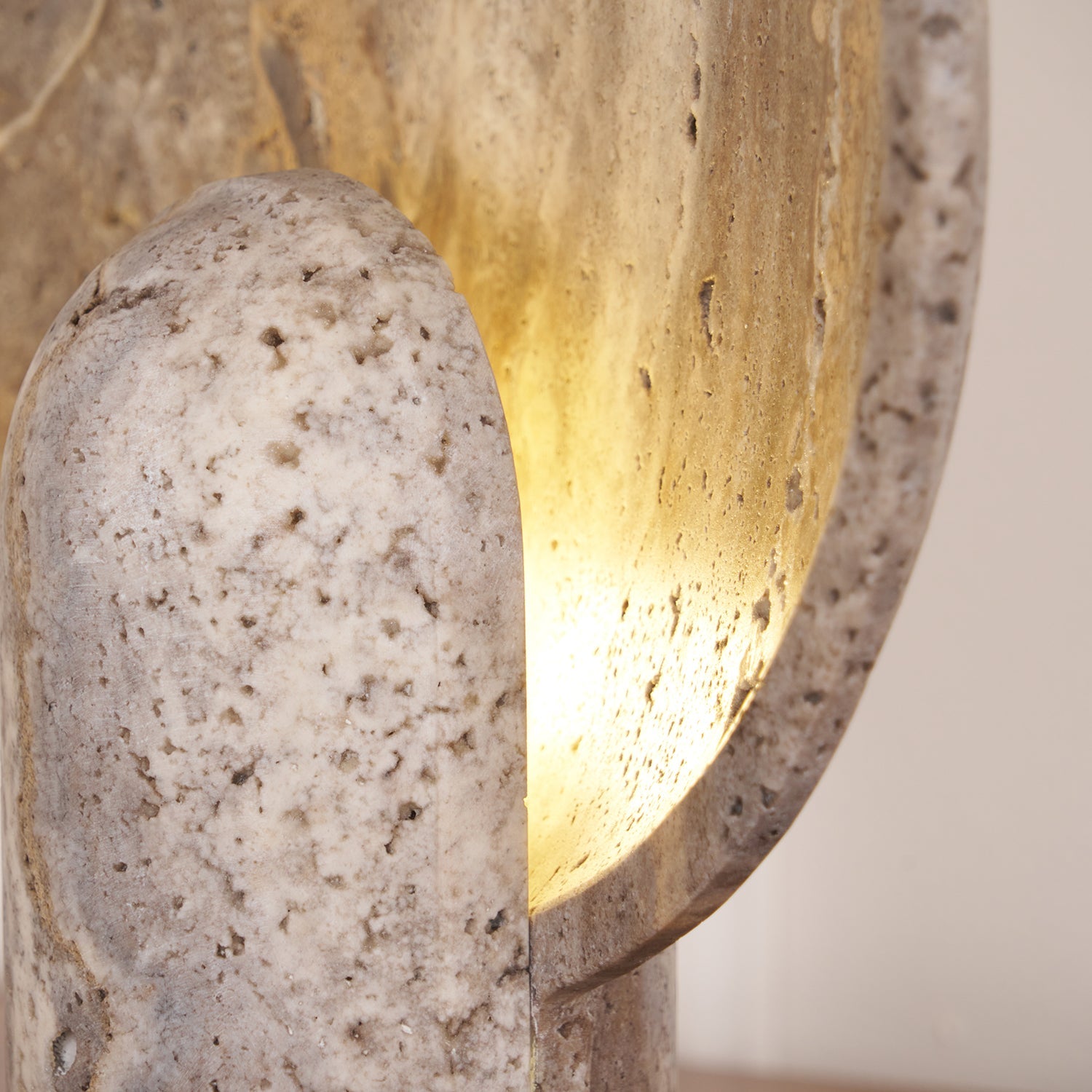 Cavenyra Saucer-Base Travertine Table Lamp - Blowlighting