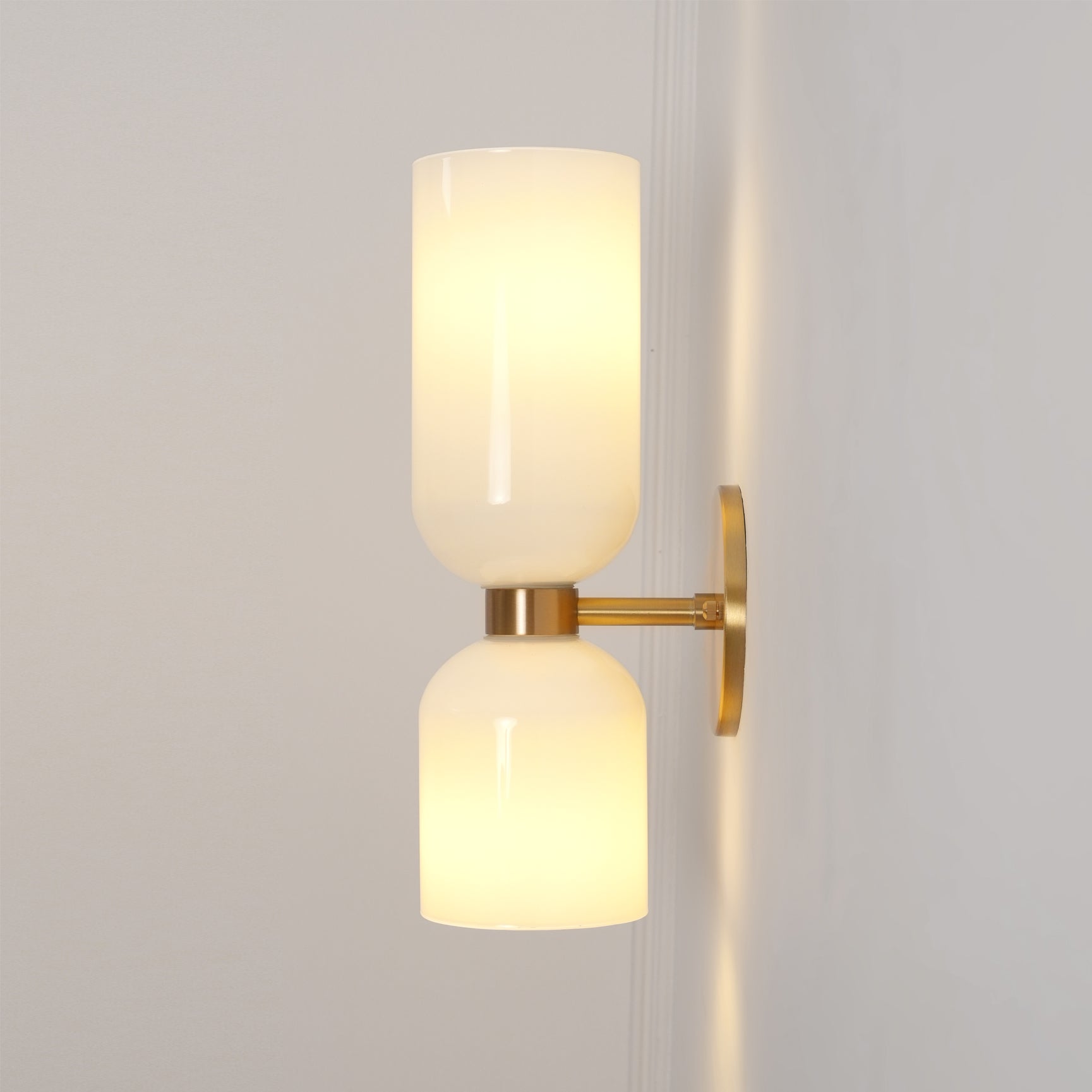 Edie Plug-In Wall Lamp - Blowlighting