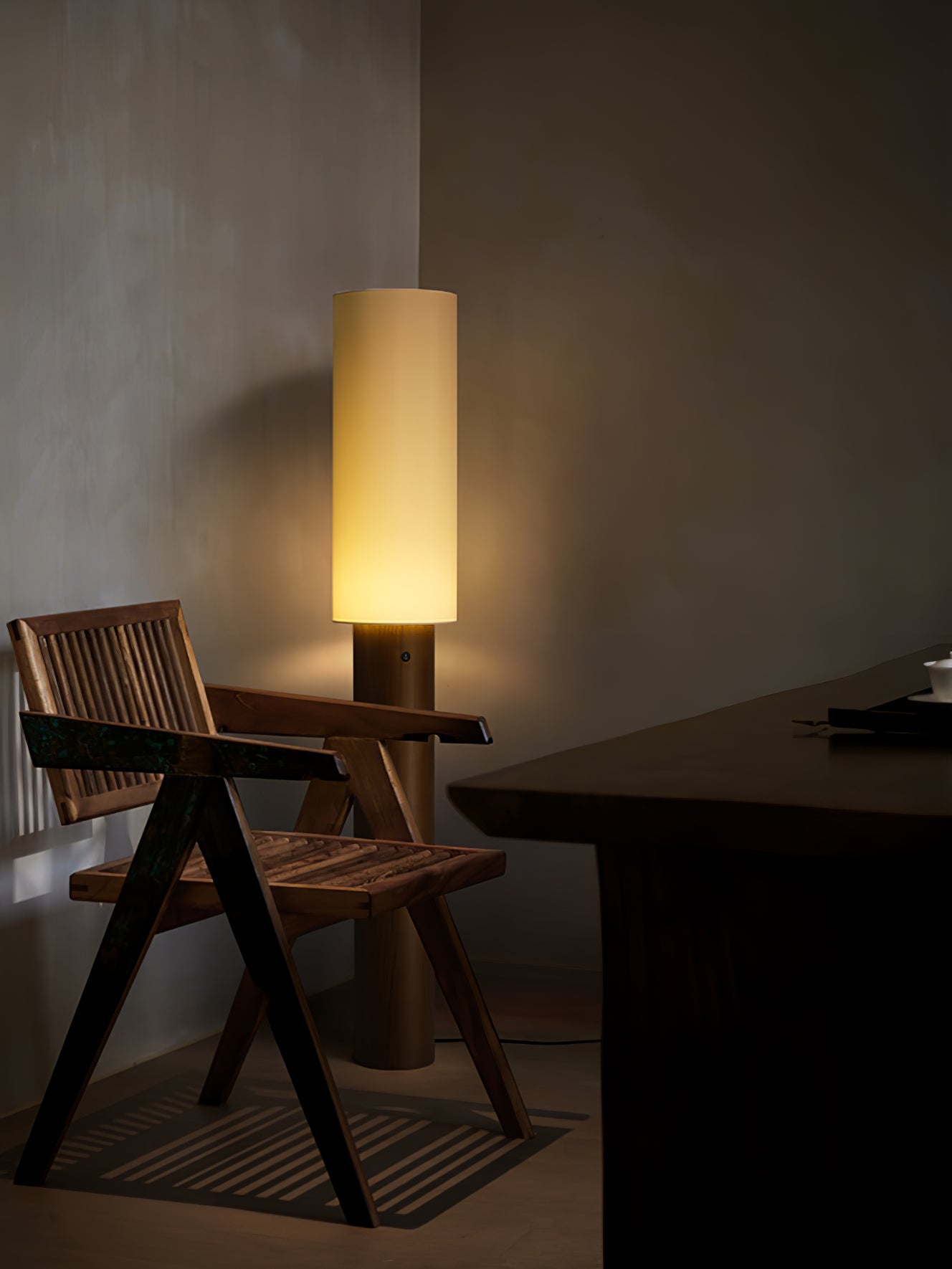 Uvynir Cylindrical Wood Floor Lamp - Blowlighting