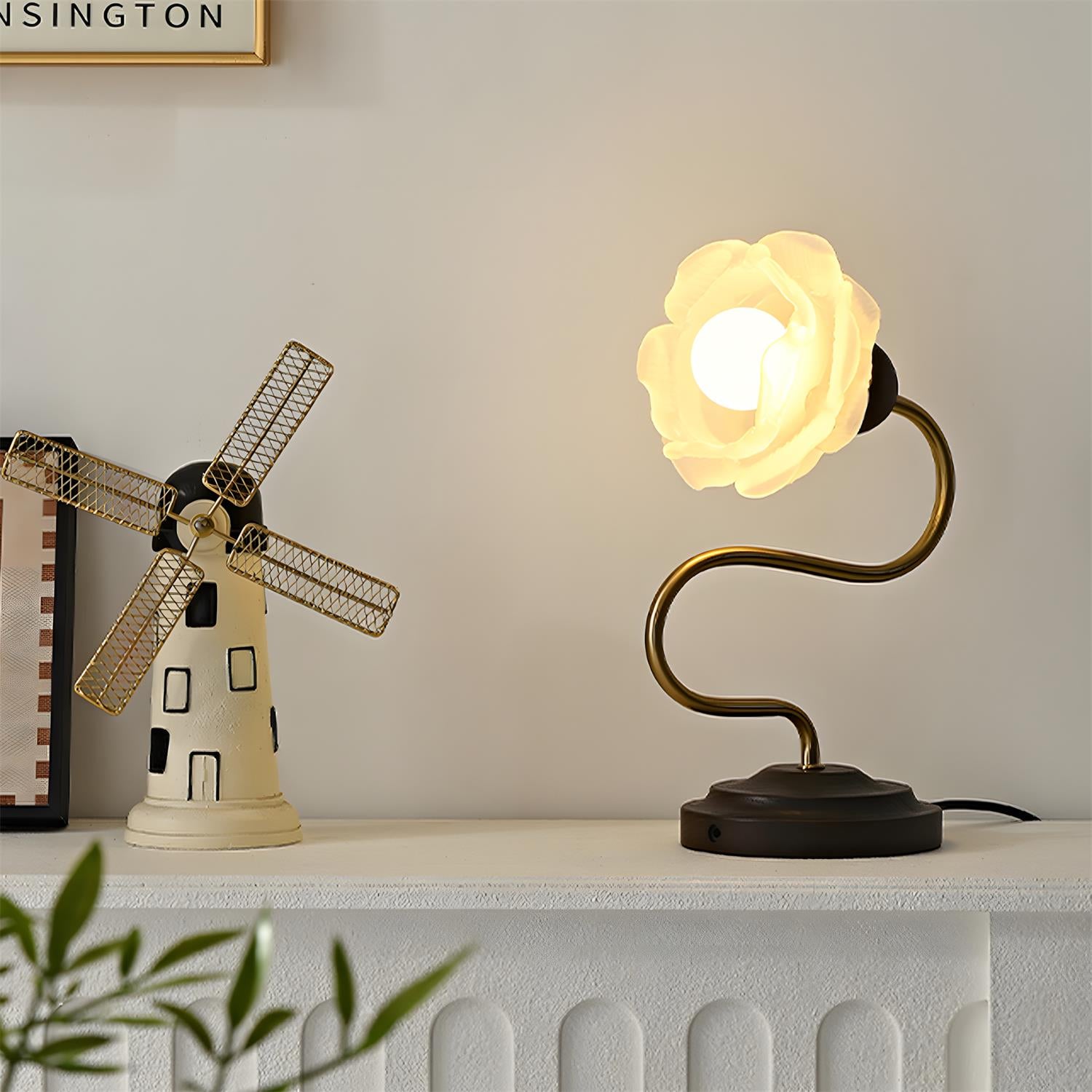 Everbud Natural Glass Table Light
