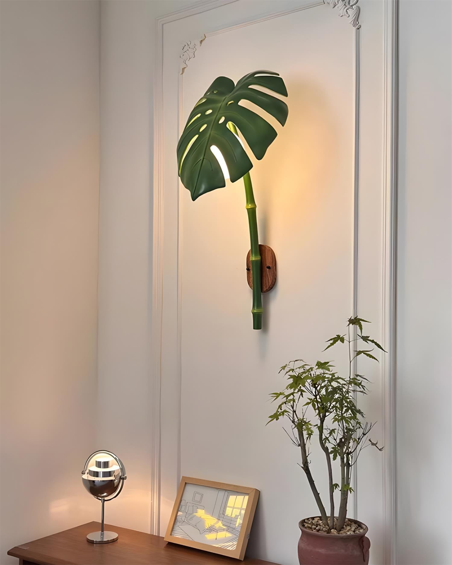 Folium Natural Resin Wall Light