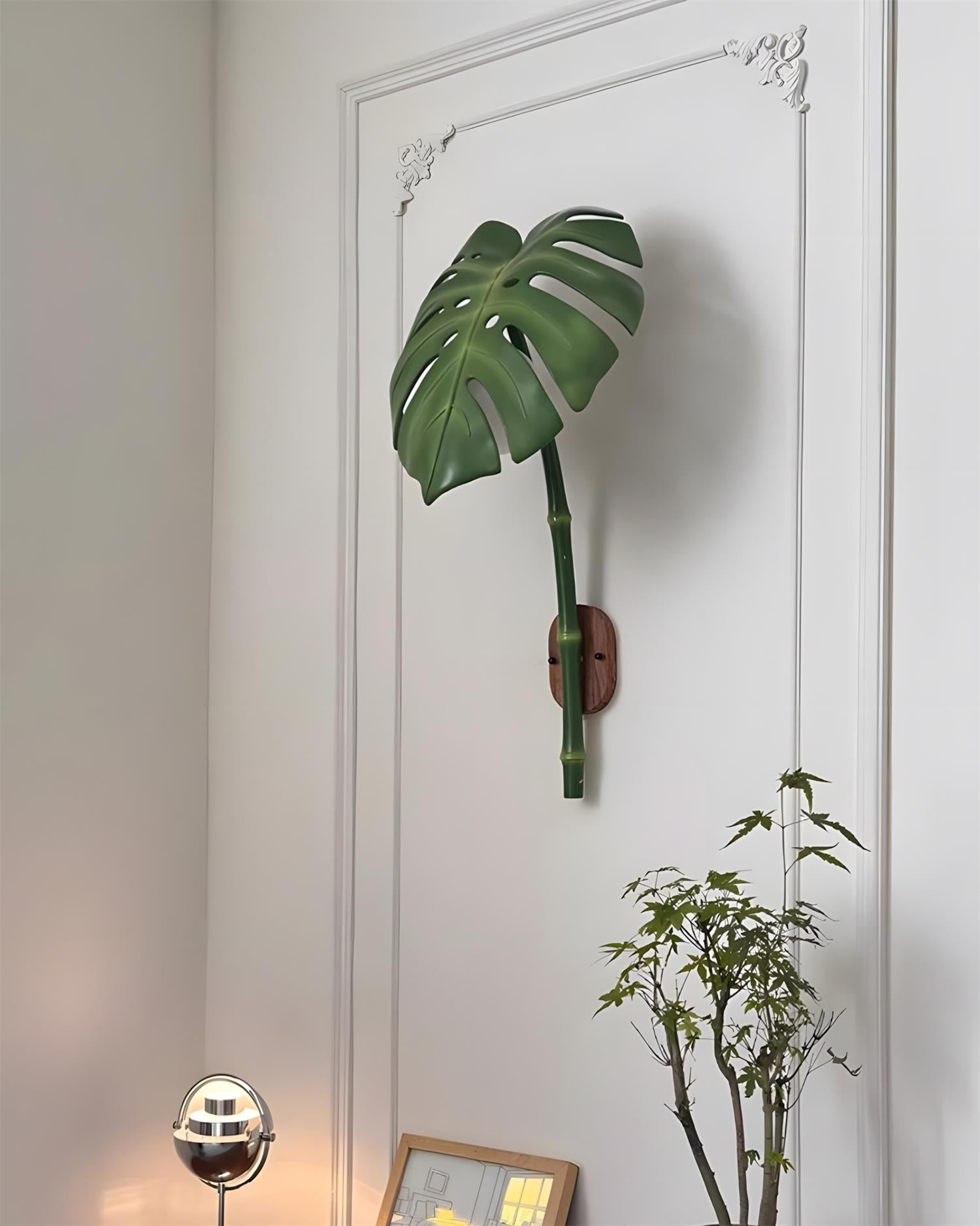 Folium Natural Resin Wall Light