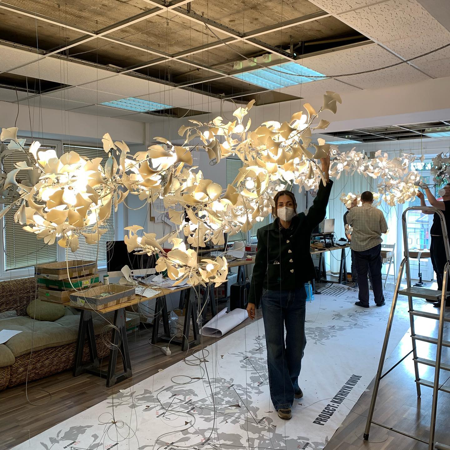 Eurzoris Gingko Metal Leaf Chandelier - Blowlighting