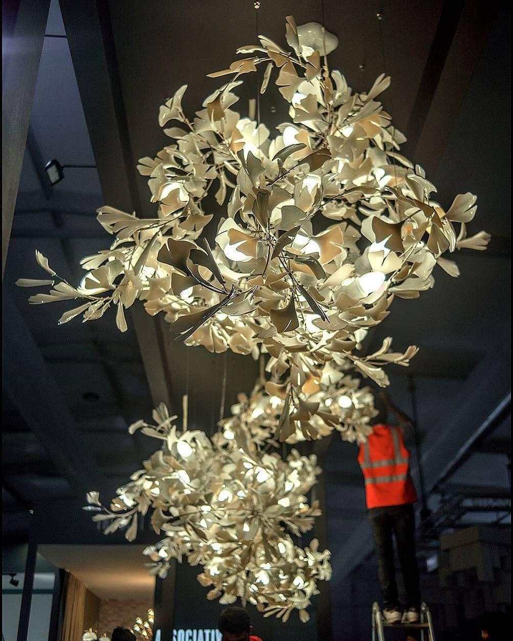 Eurzoris Gingko Metal Leaf Chandelier - Blowlighting