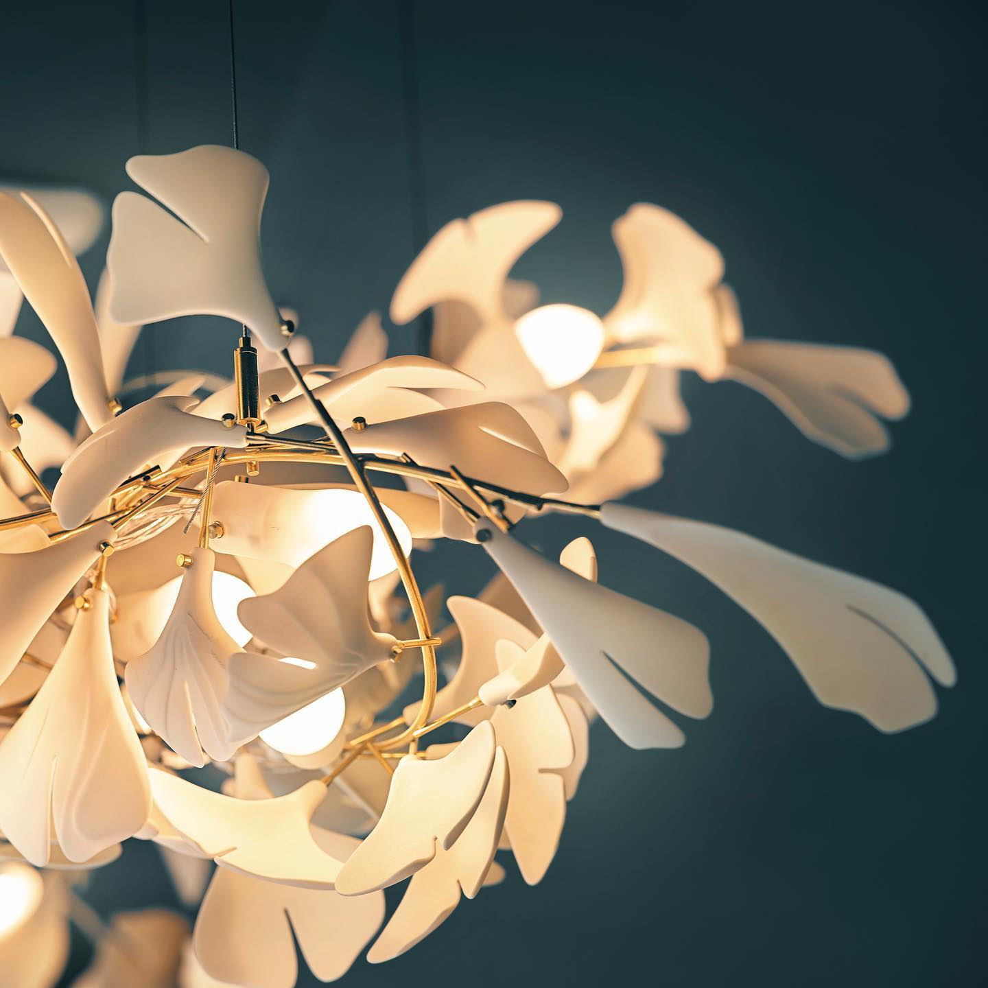Eurzoris Gingko Metal Leaf Chandelier - Blowlighting
