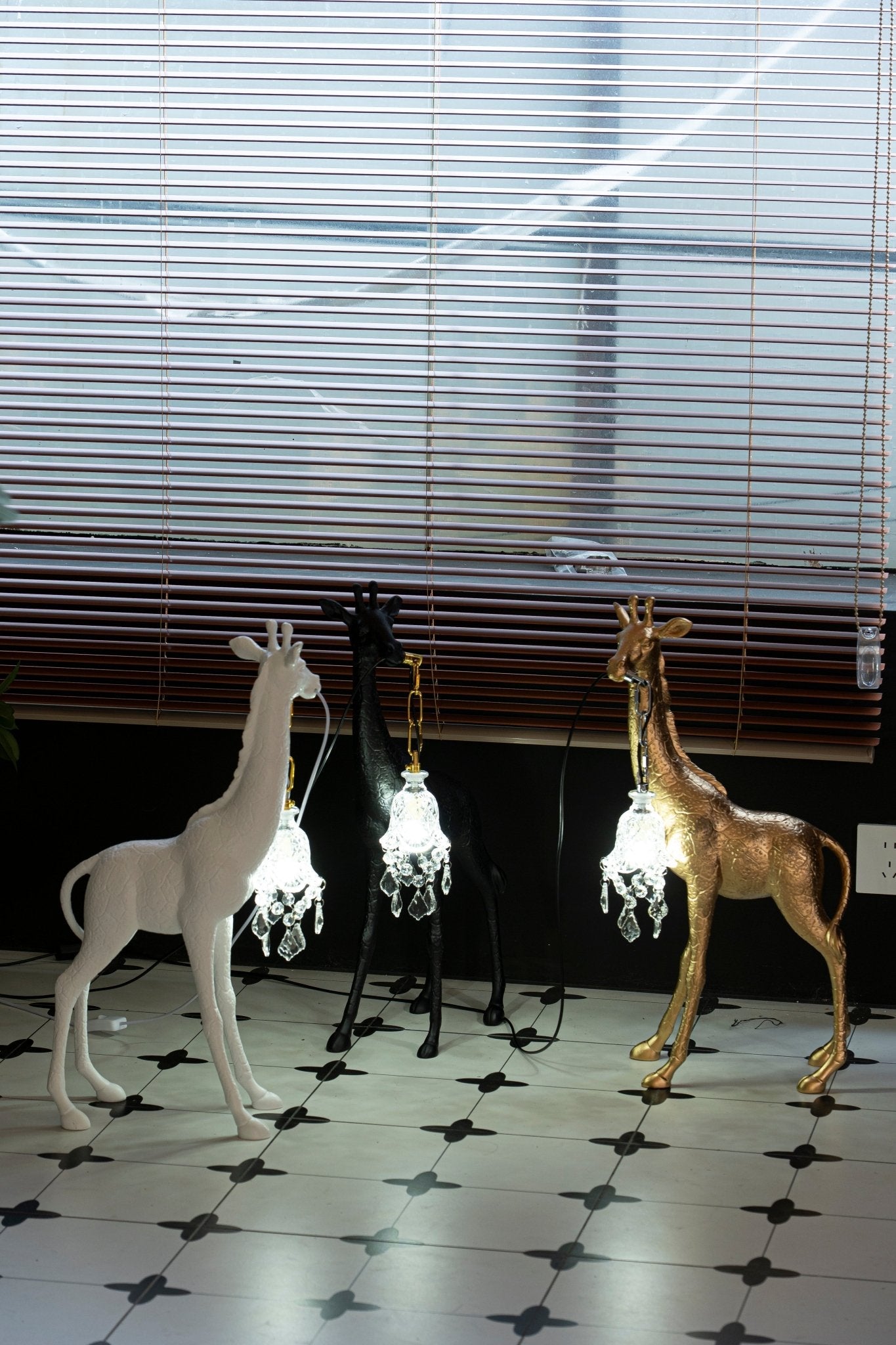 Giraffe Royale Sculpture Floor Lamp - Vakkerlight