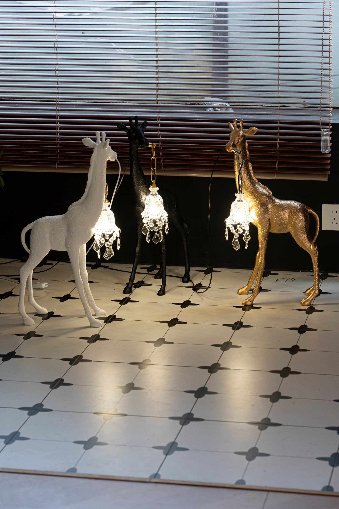 Giraffe Royale Sculpture Floor Lamp - Vakkerlight
