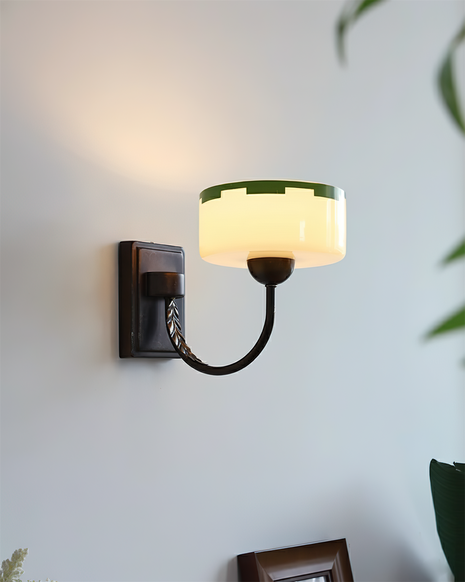 Grevola Modern Metal Wall Light