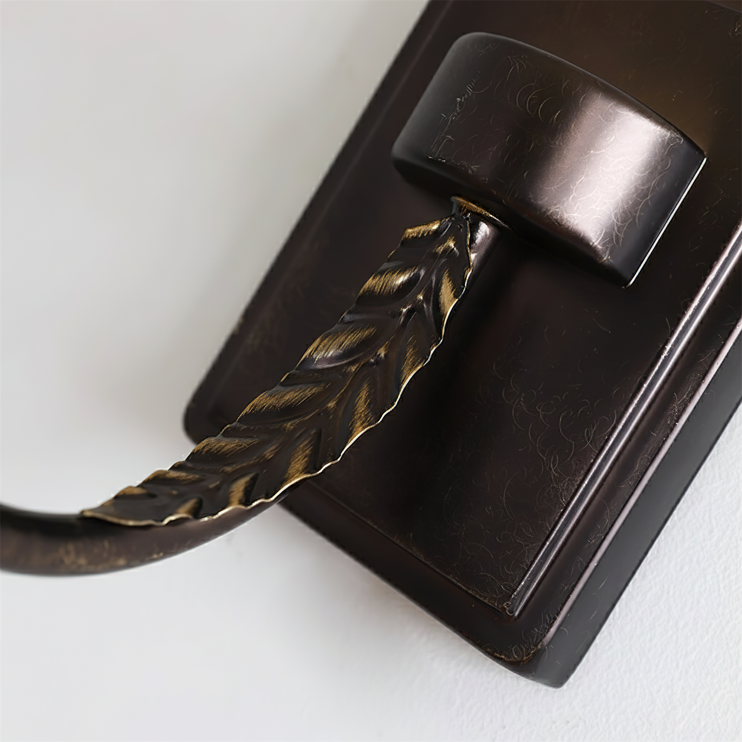 Grevola Modern Metal Wall Light