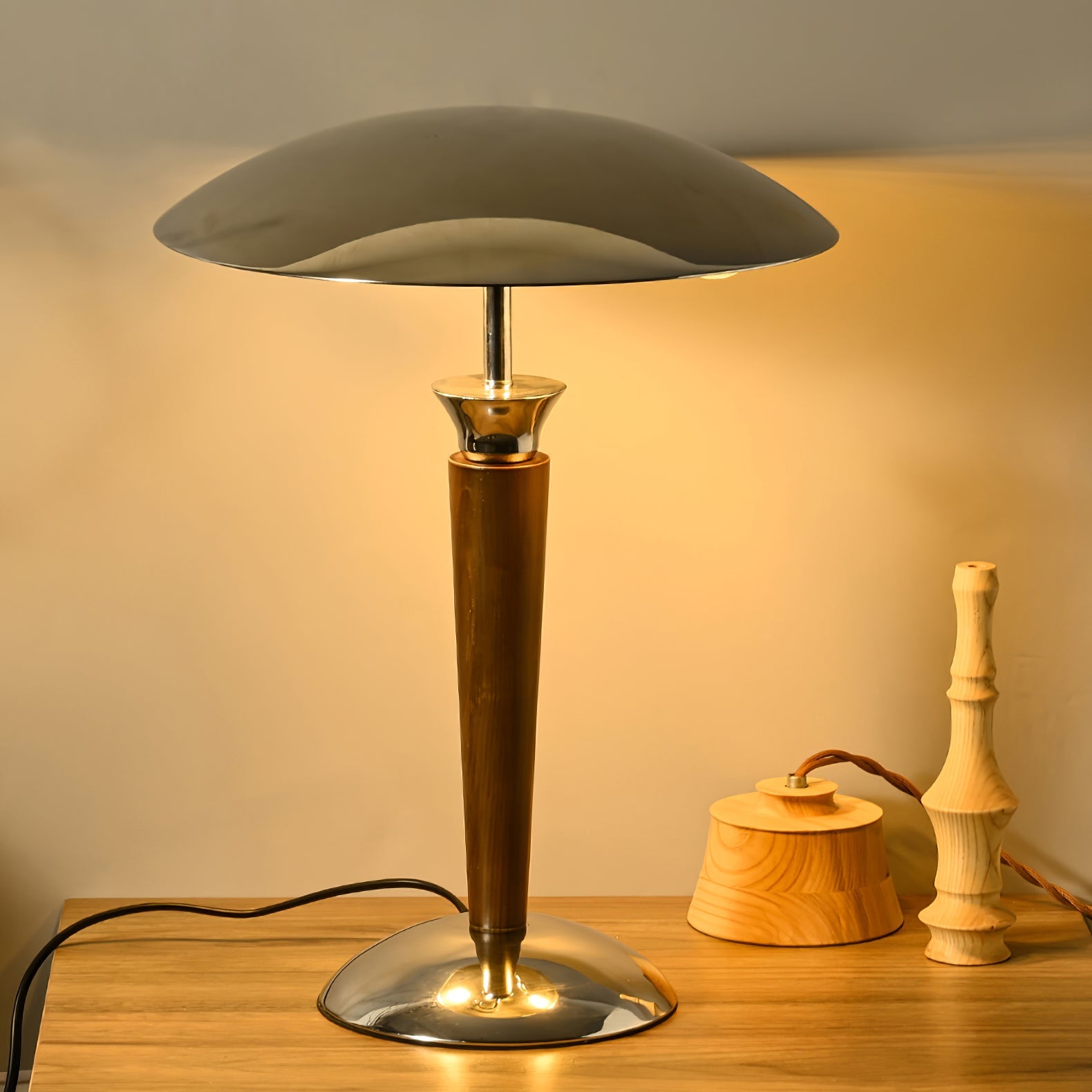Helmet Table Lamp - Blowlighting
