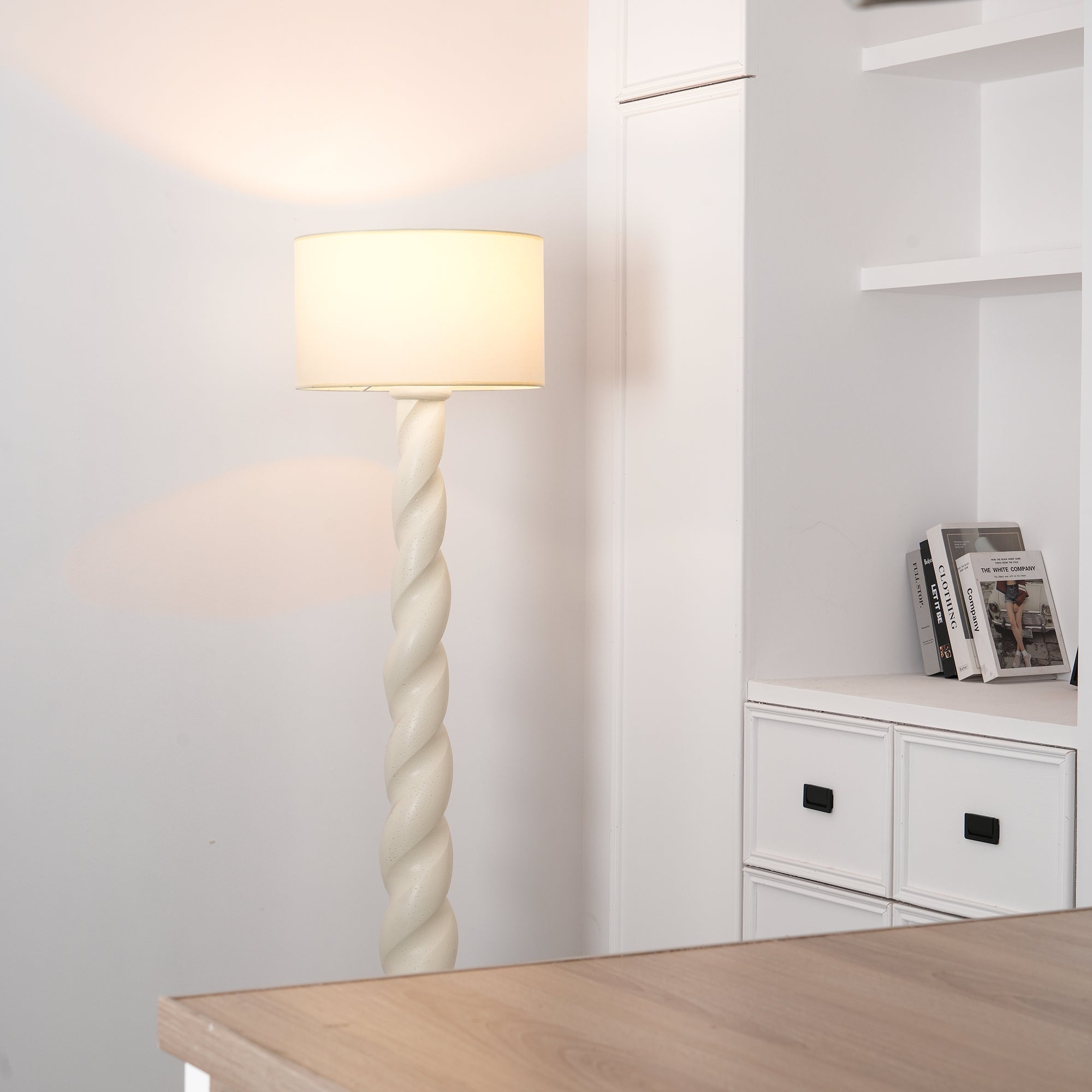 Yisi North Tower Floor Lamp - Blowlighting