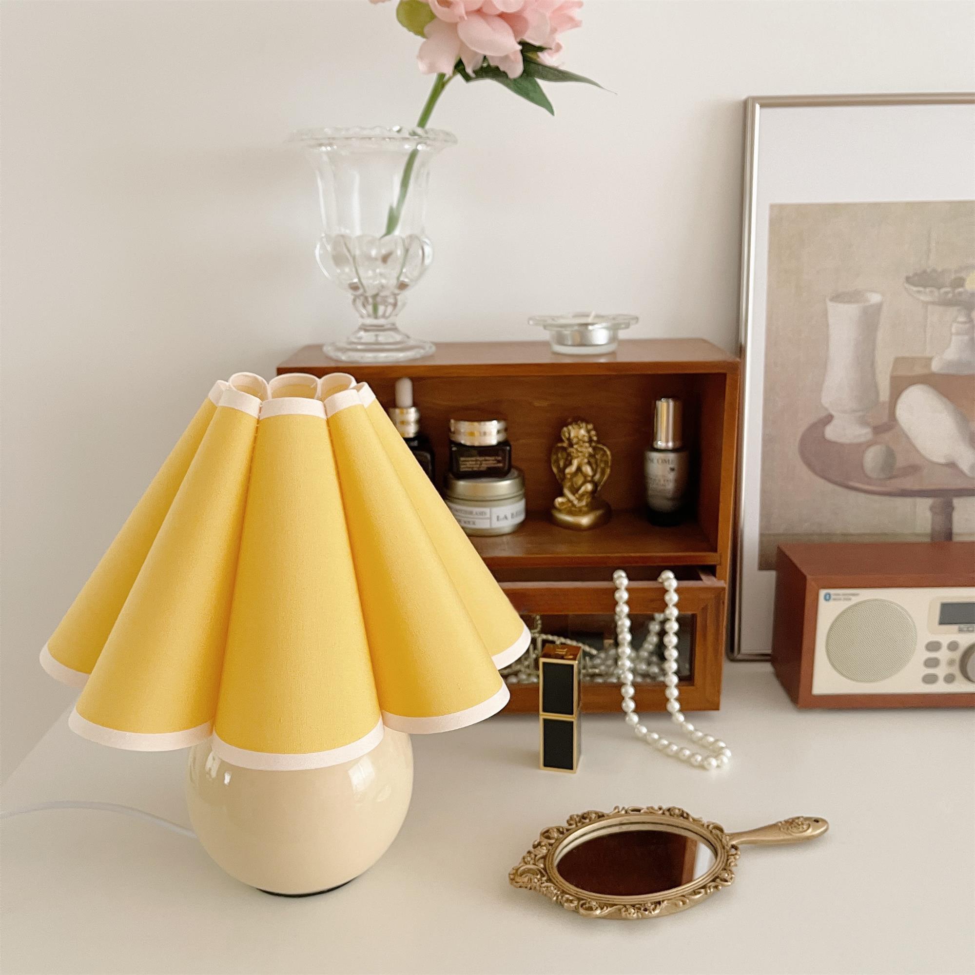 Kicsi Knife Pleat Table Lamp - Blowlighting