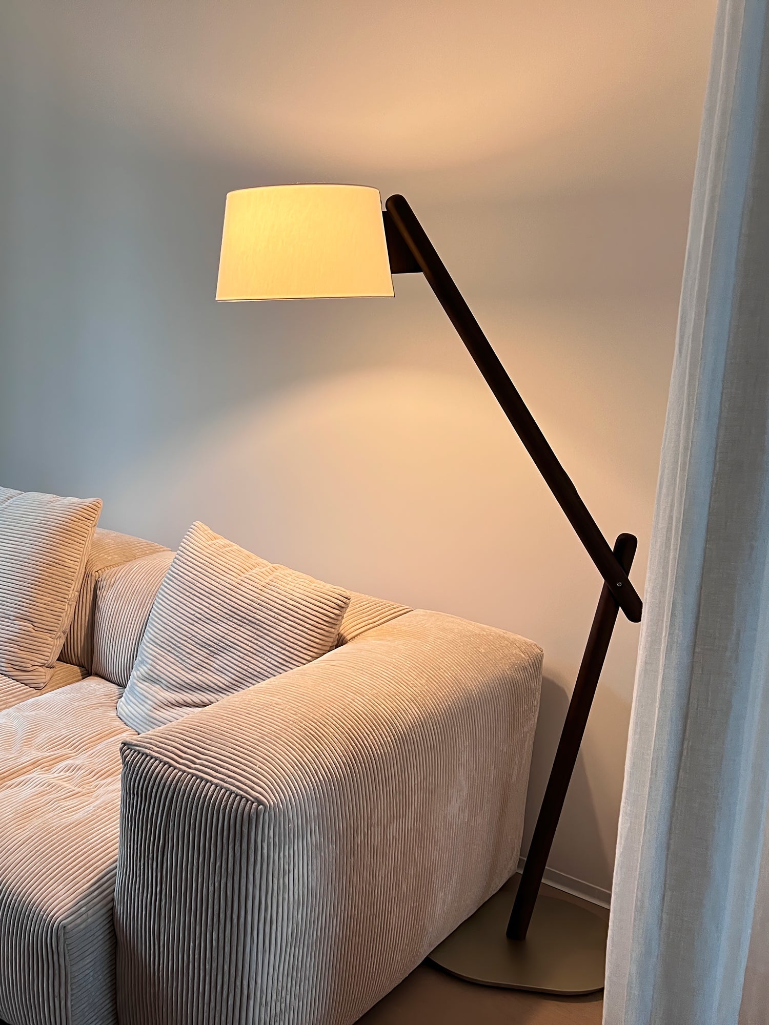 Lean Pivot Floor Lamp - Blowlighting