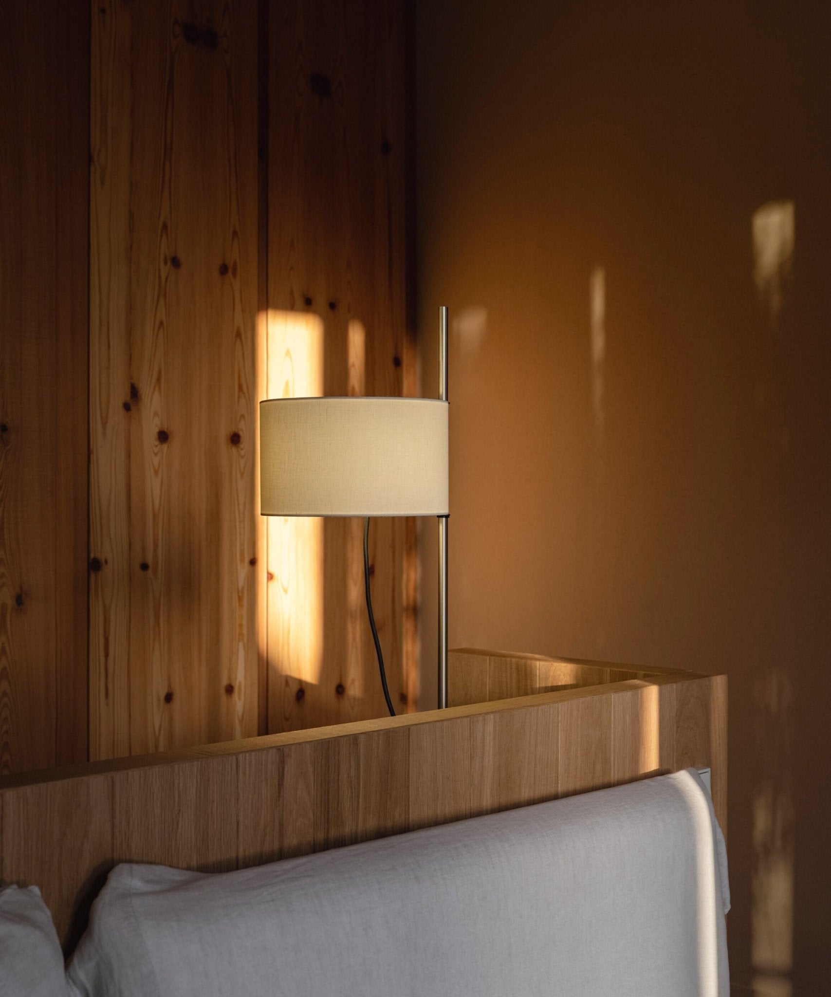 Landon Minimalist Table Lamp - Blowlighting
