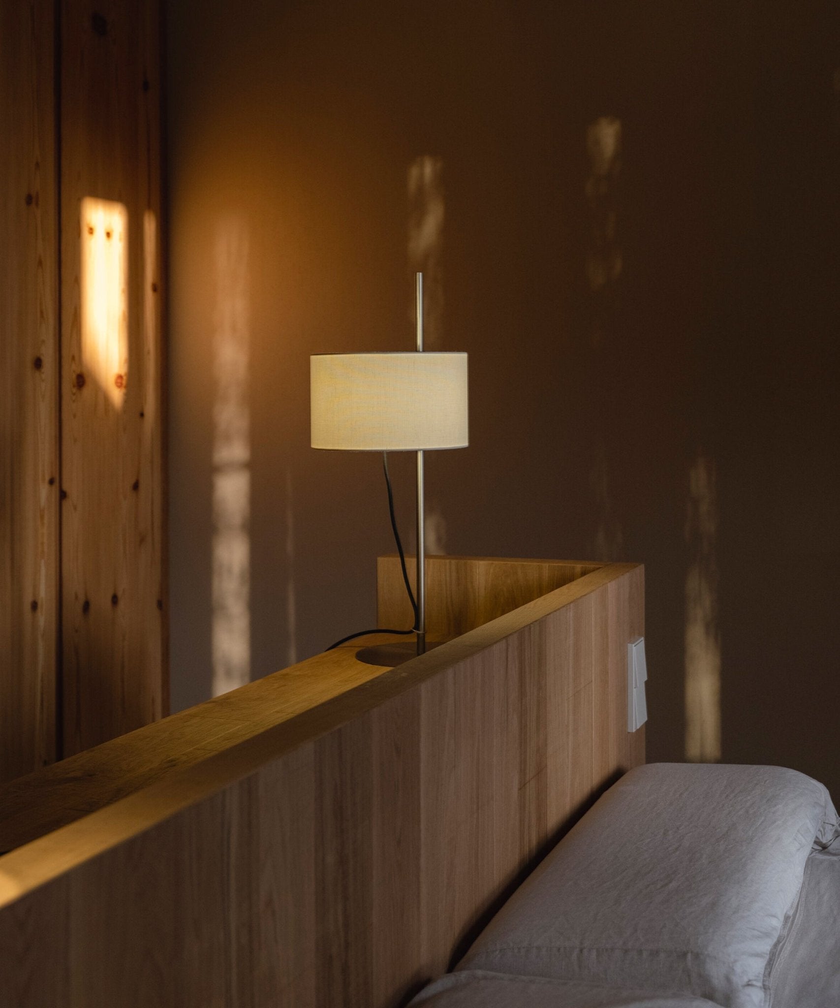 Landon Minimalist Table Lamp - Blowlighting