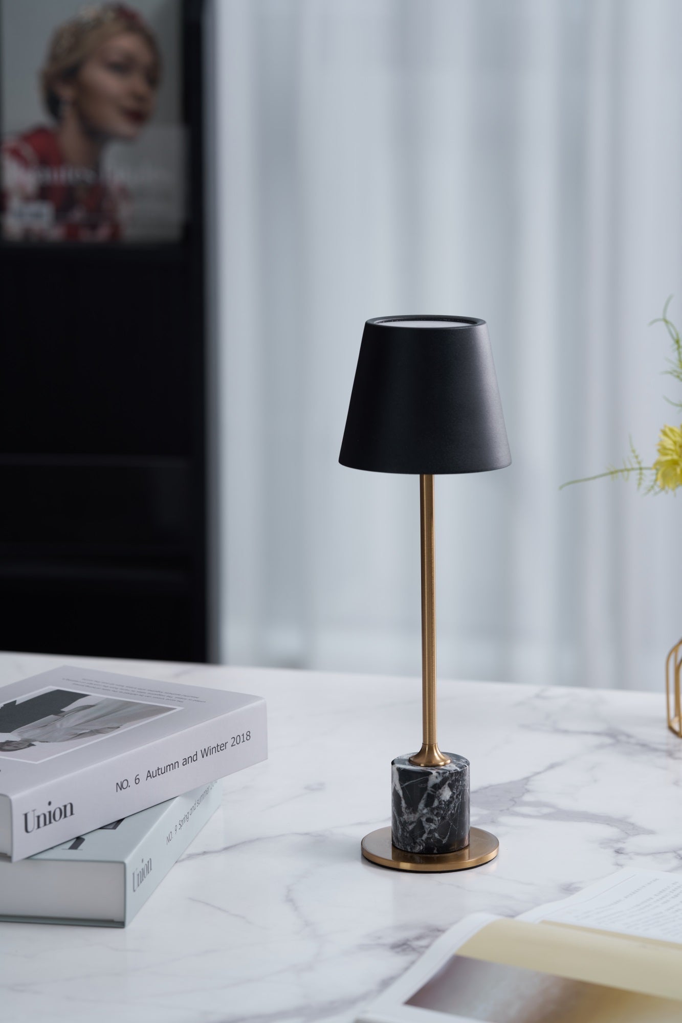 Lirio Mini Marble Table Lamp - Blowlighting