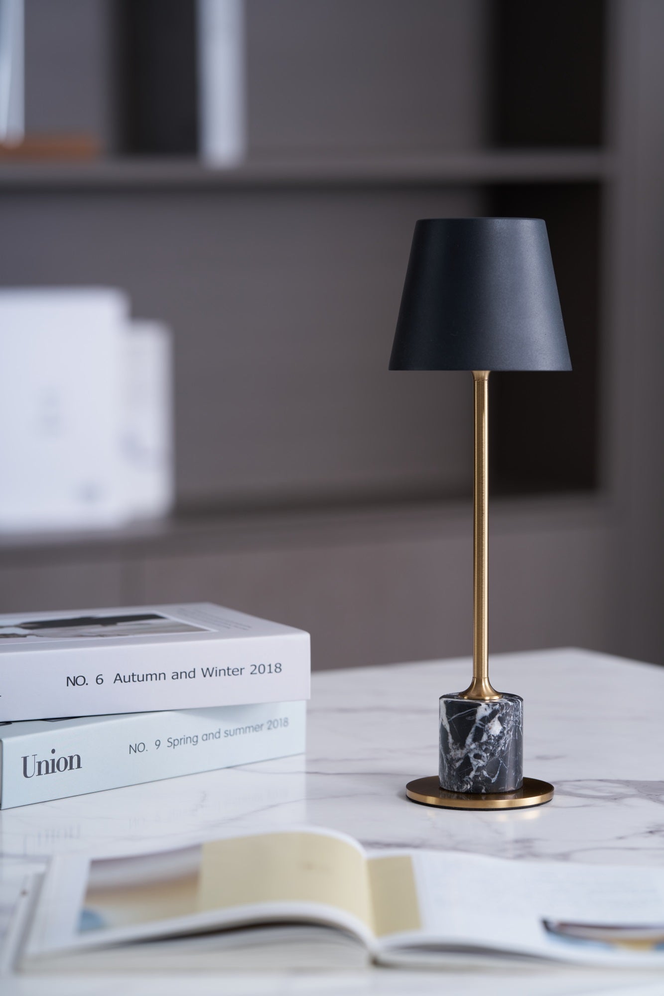 Lirio Mini Marble Table Lamp - Blowlighting